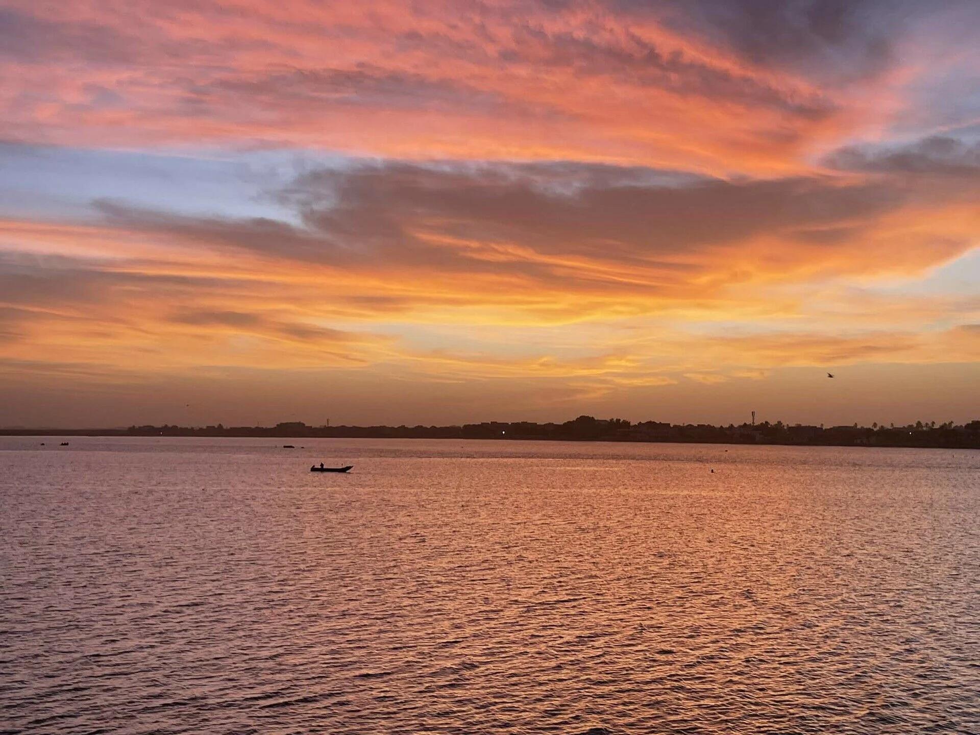 Coucher de soleil sur l'eau au rythme pastoral de Guélack