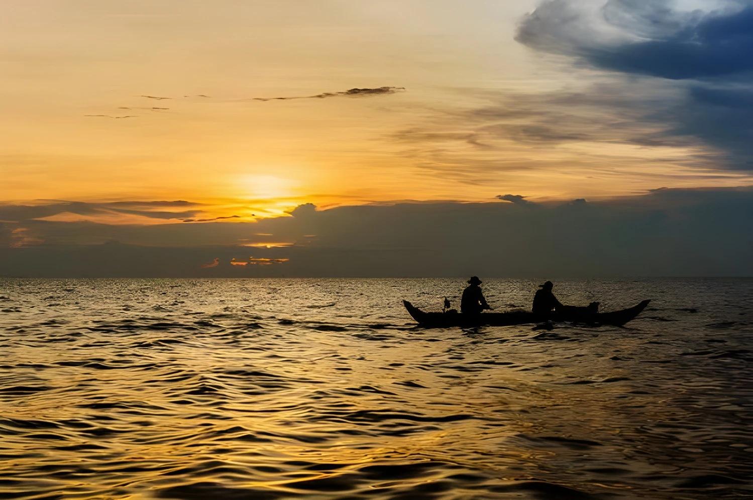 Coucher de soleil sur le lac avec pêcheurs, Circuit Privé Passion khmère (cat. confort) + Sur la route de Battambang - Cambodge