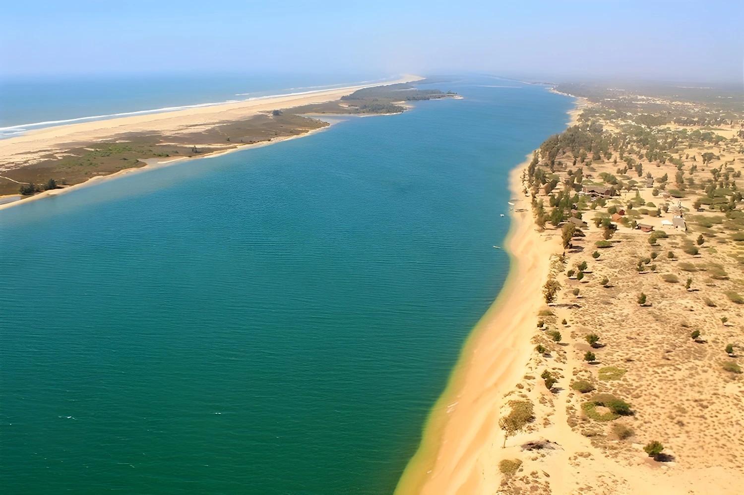 Coucher de soleil sur la plage avec des bateaux au royaume des Baobabs Sacrés