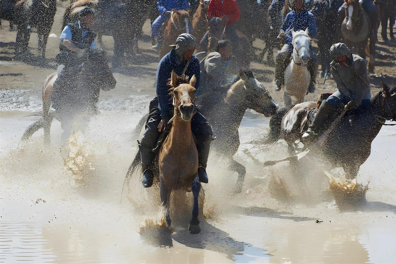Course de chevaux à Boukhara pendant Navrouz, les fleurs de Boukhara
