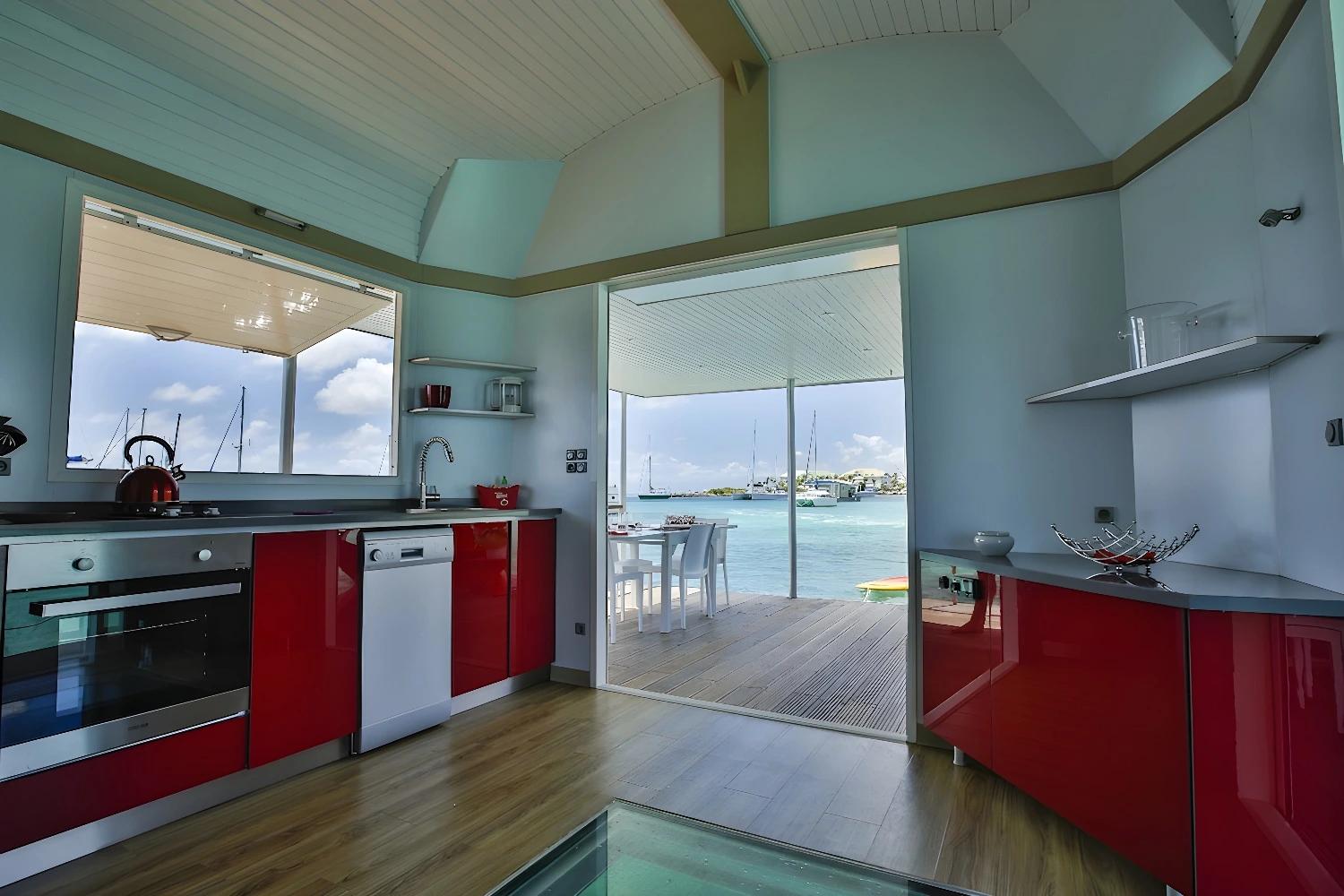 Cuisine moderne de l'Aqua Lodge avec vue sur l'eau.