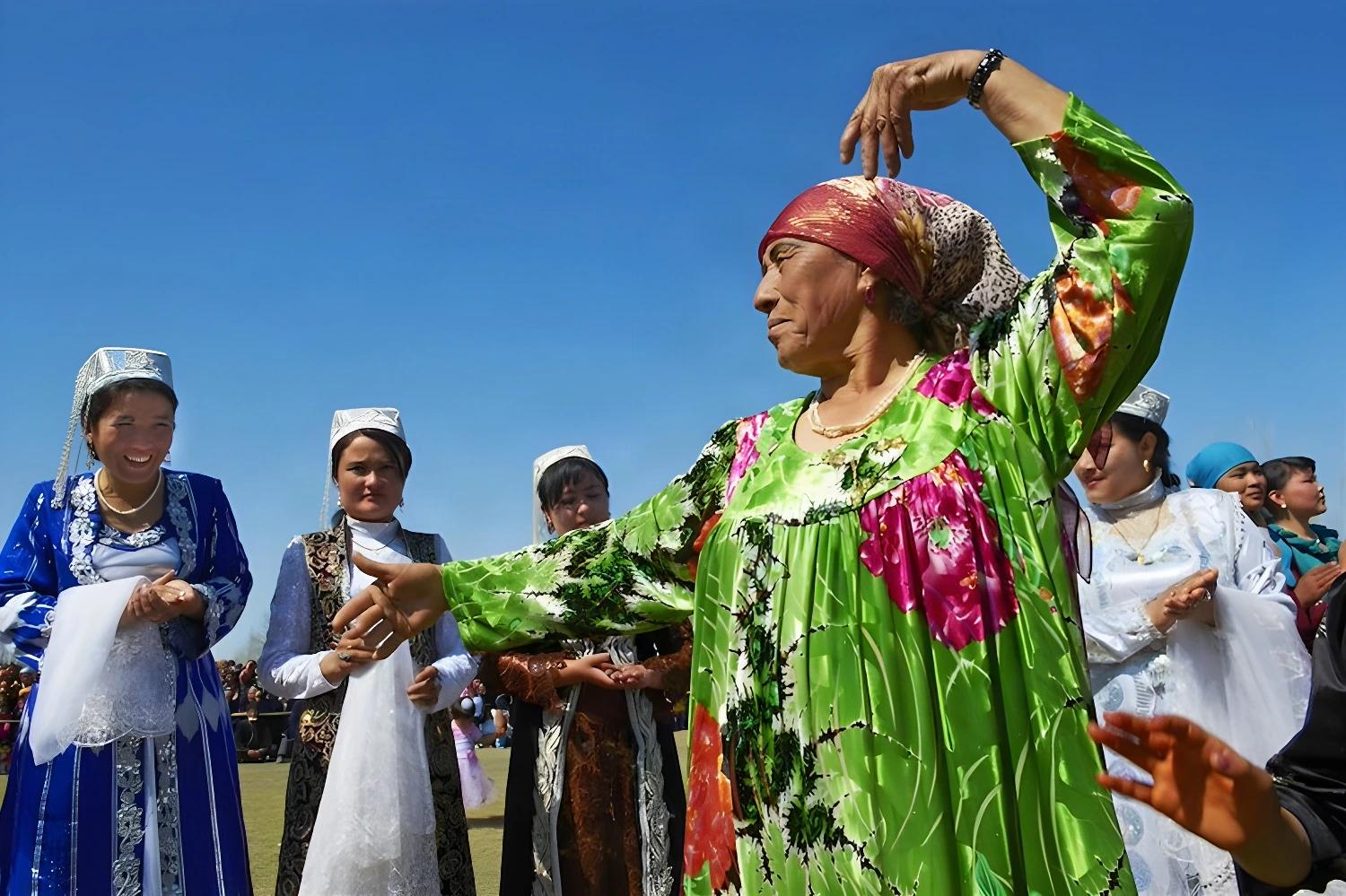 Danse traditionnelle à Boukhara pour Navrouz, les fleurs de Boukhara