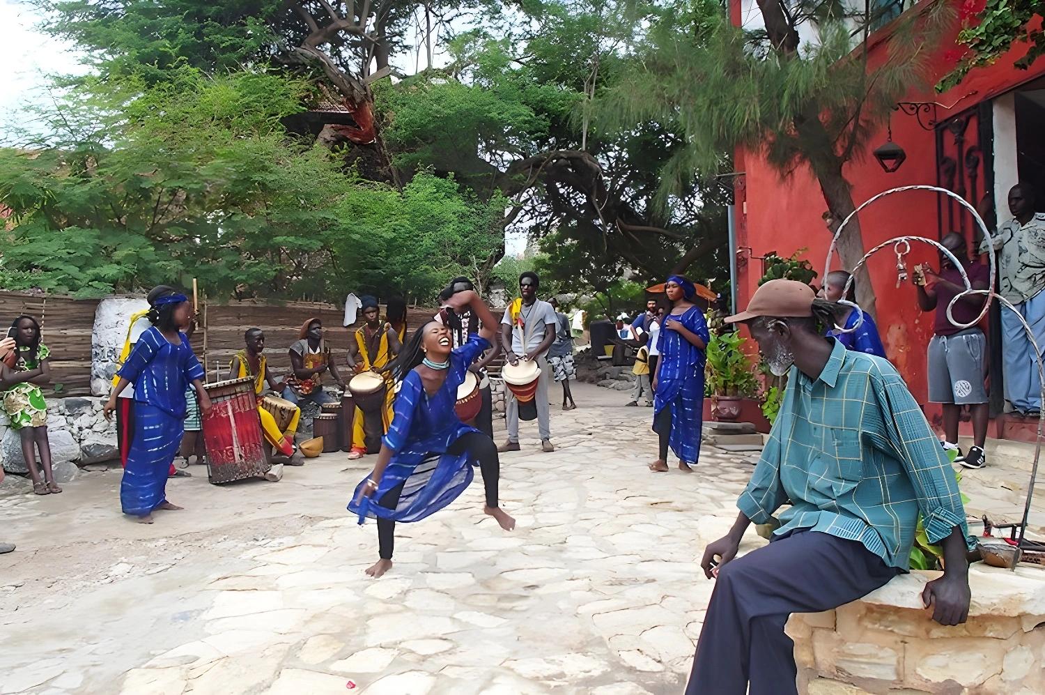 Scène de danse traditionnelle, mettant en valeur le produit "Entre océan et savane".
