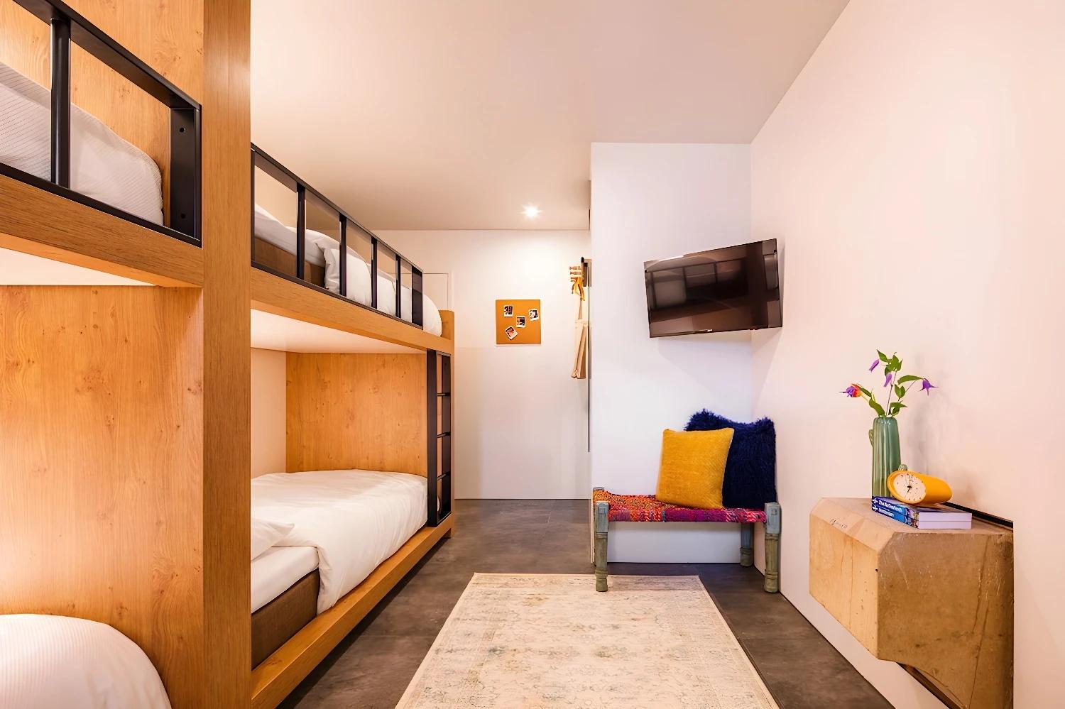 Dortoir avec lits superposés au Bunk Hotel Amsterdam.