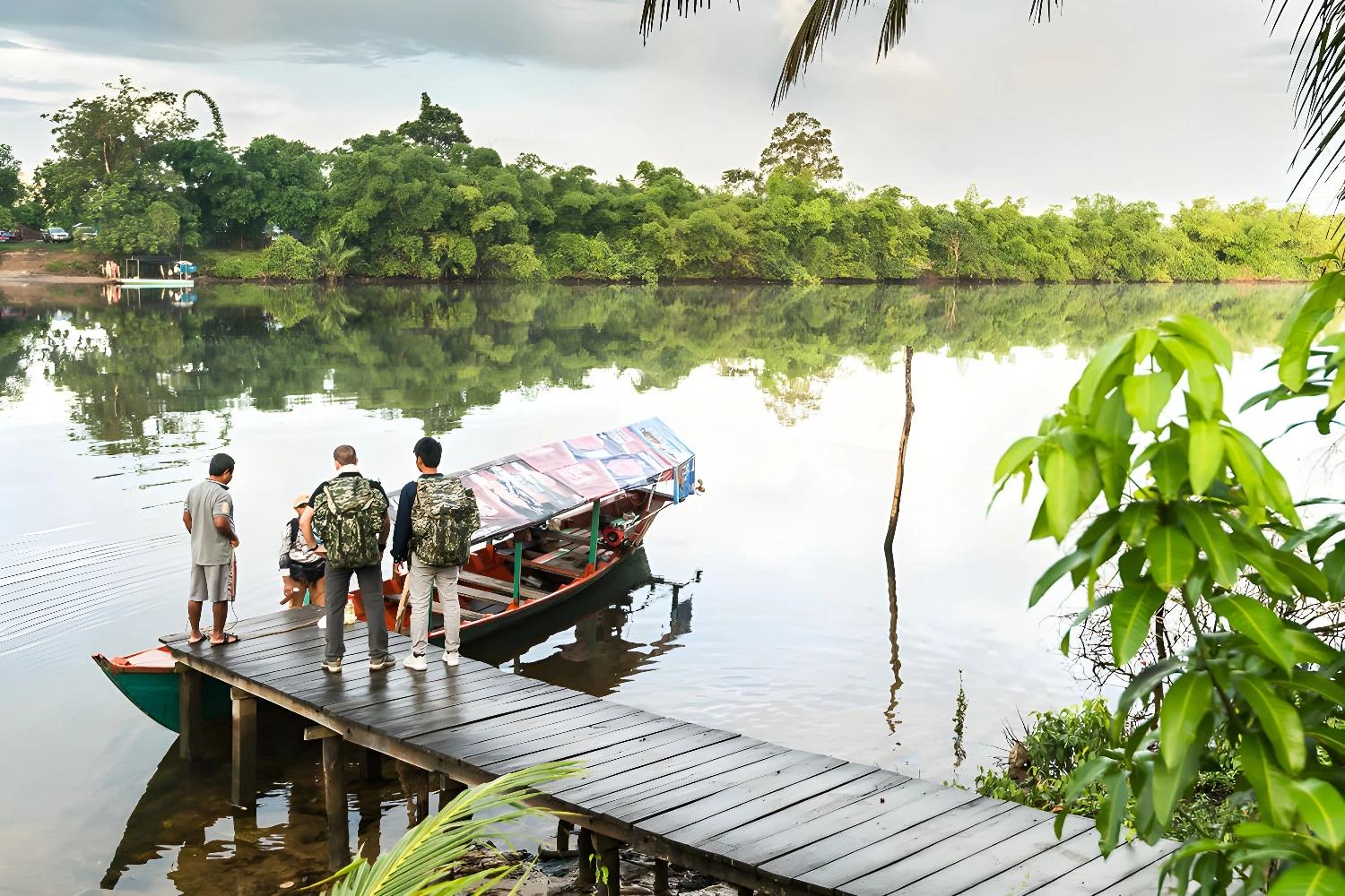 Traversée de la jungle luxuriante avec embarquement sur un bateau