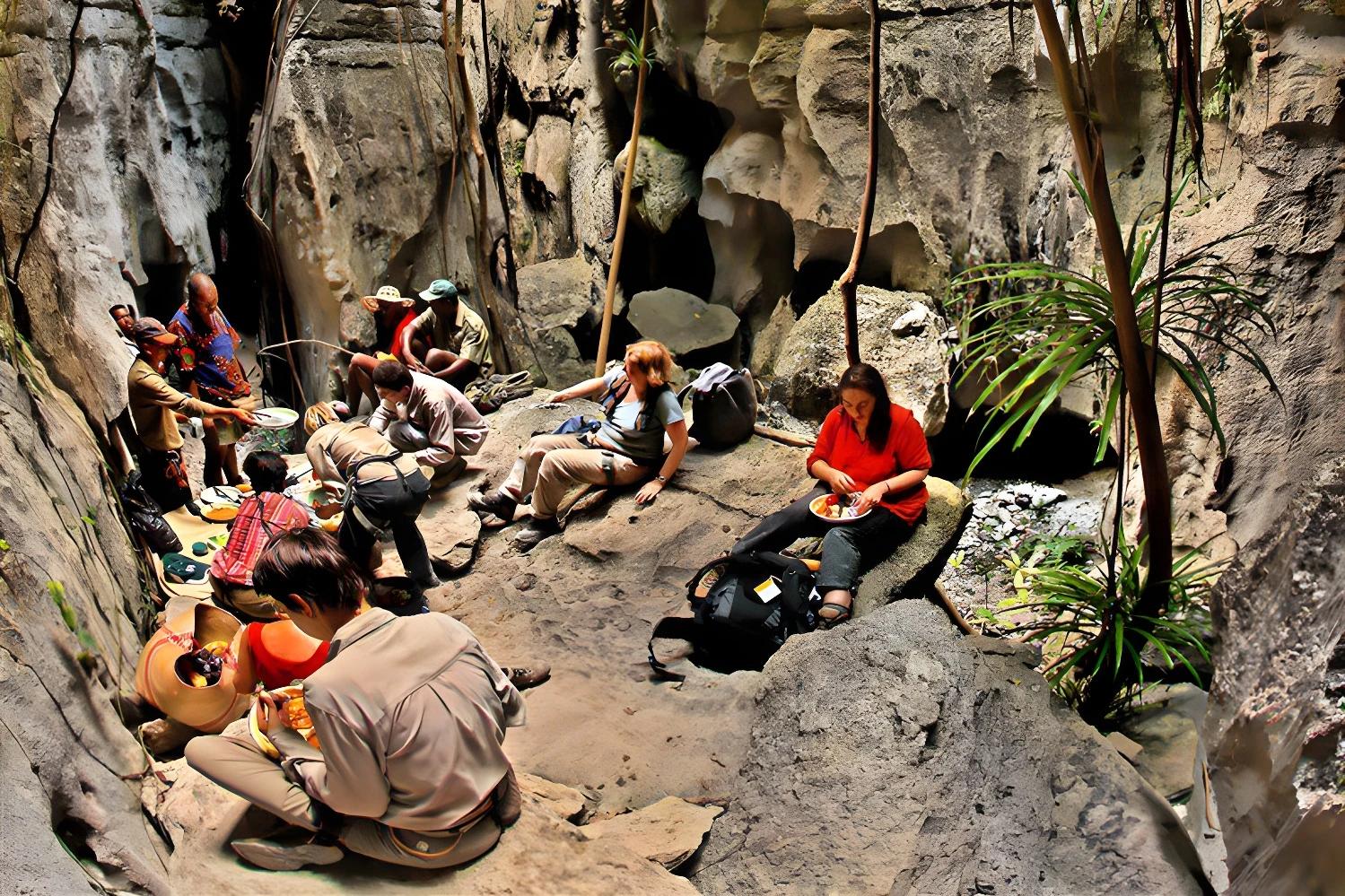 Best of Mada : enfants jouant avec une pirogue sur la plage