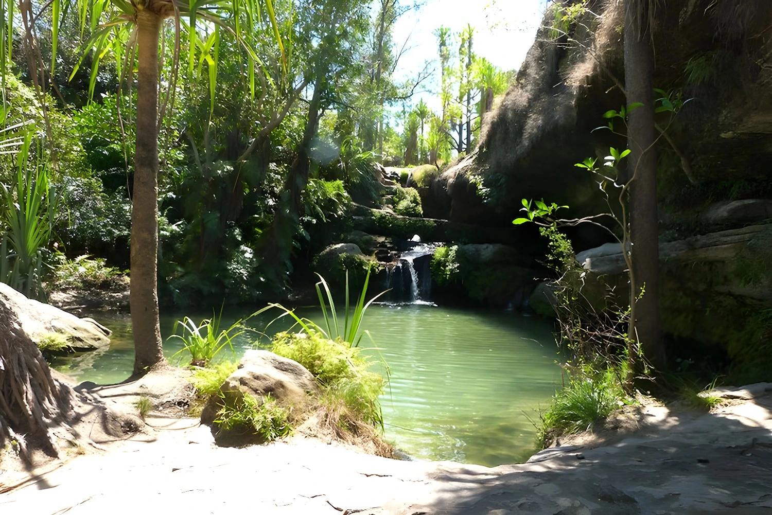 Enfants jouant dans un village pour le produit Grande découverte du Sud au Nord en confort