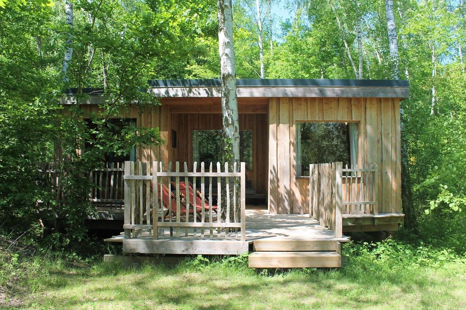Entrée de la cabane en bois à Coucoo La Réserve