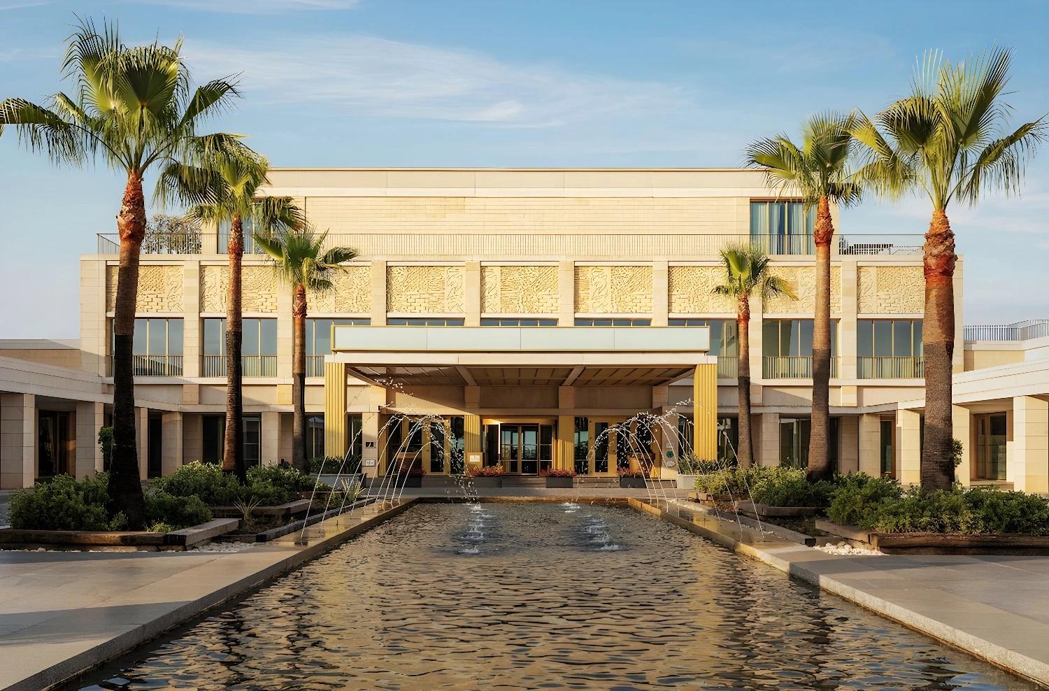 Entrée majestueuse de l'Anantara Vilamoura Resort avec fontaines.