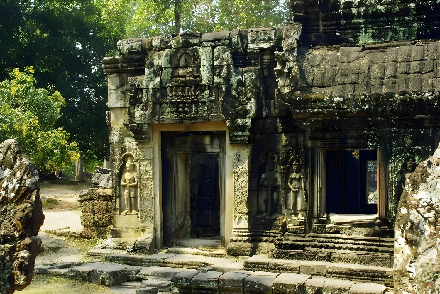 Entrée sculptée d'un temple sur la Balade millénaire
