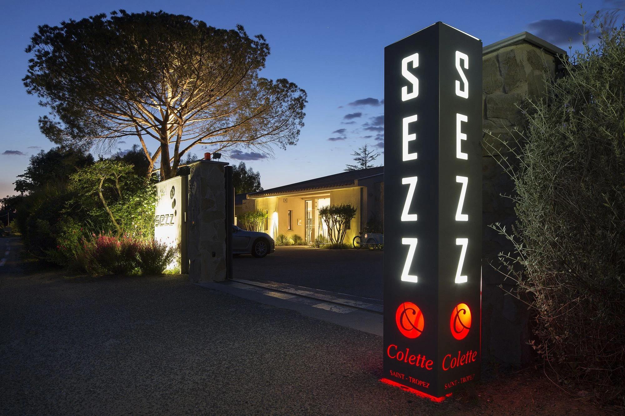 Entrée illuminée du Sezz Saint-Tropez avec enseigne lumineuse.