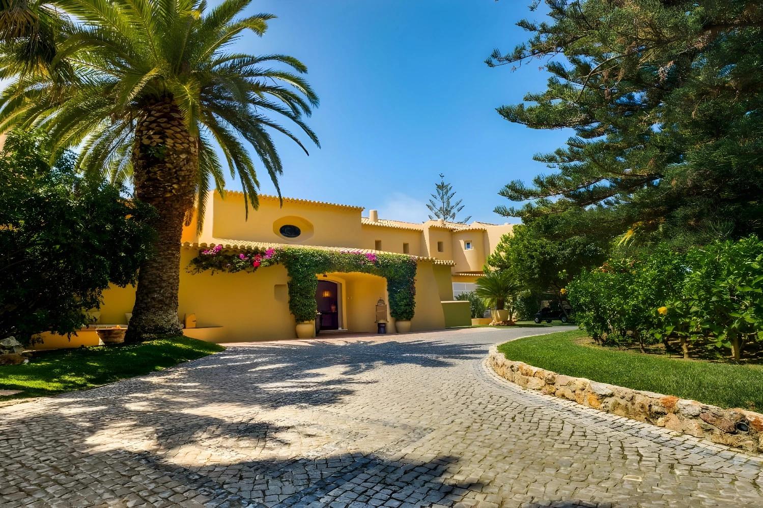 Entrée principale de Vila Joya entourée de végétation luxuriante