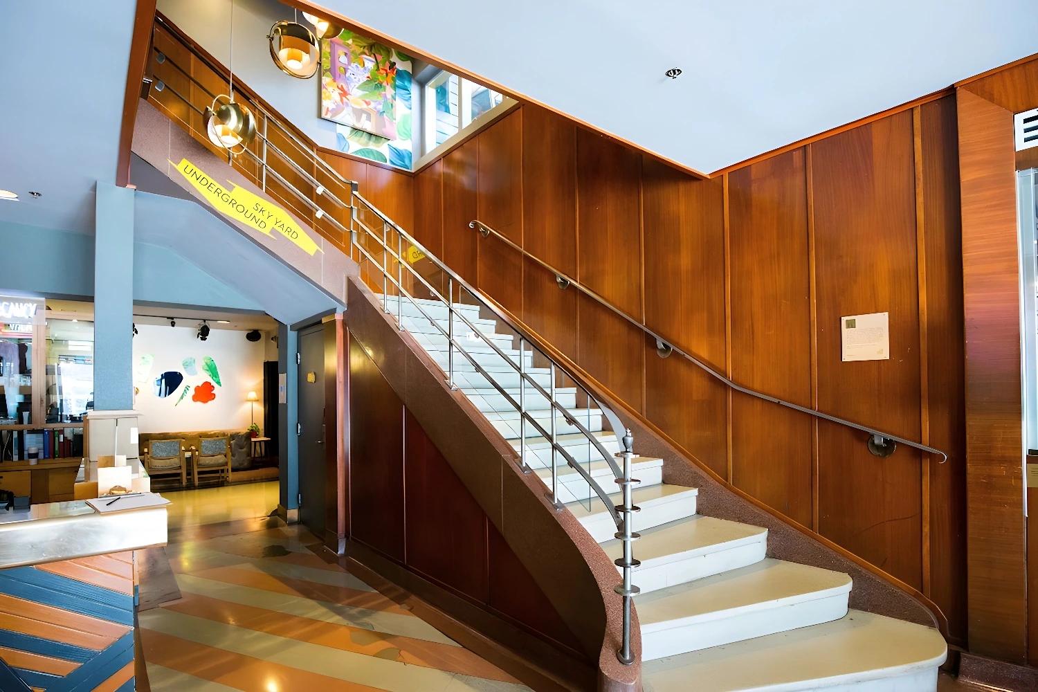 Escalier élégant à The Drake