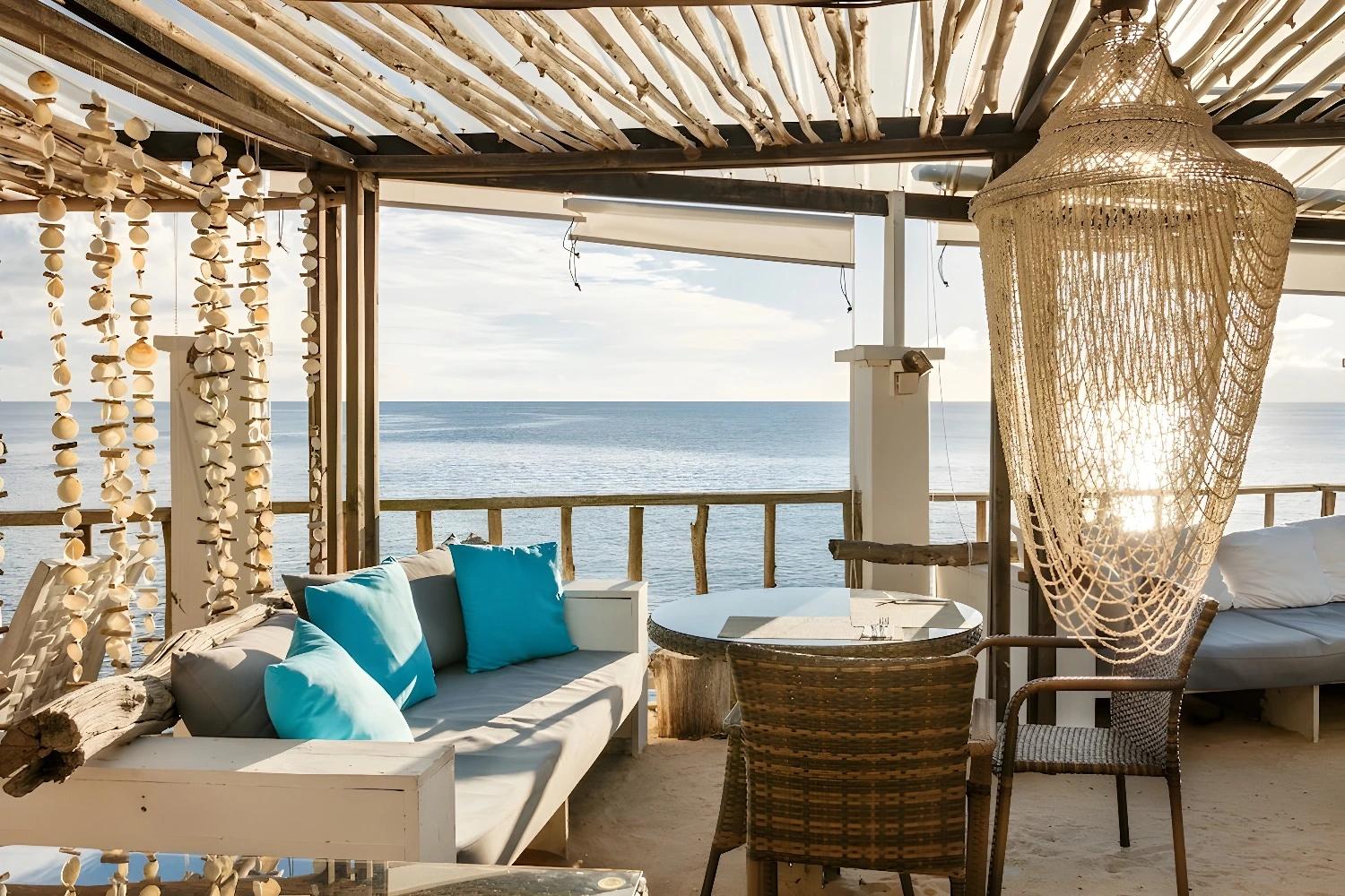 Espace détente avec vue sur l'océan au Bliss Hotel Mahé