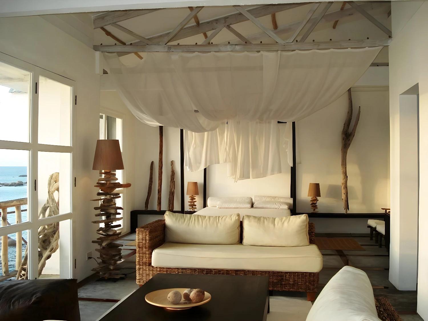 Espace extérieur éclairé au crépuscule au Bliss Hotel Mahé