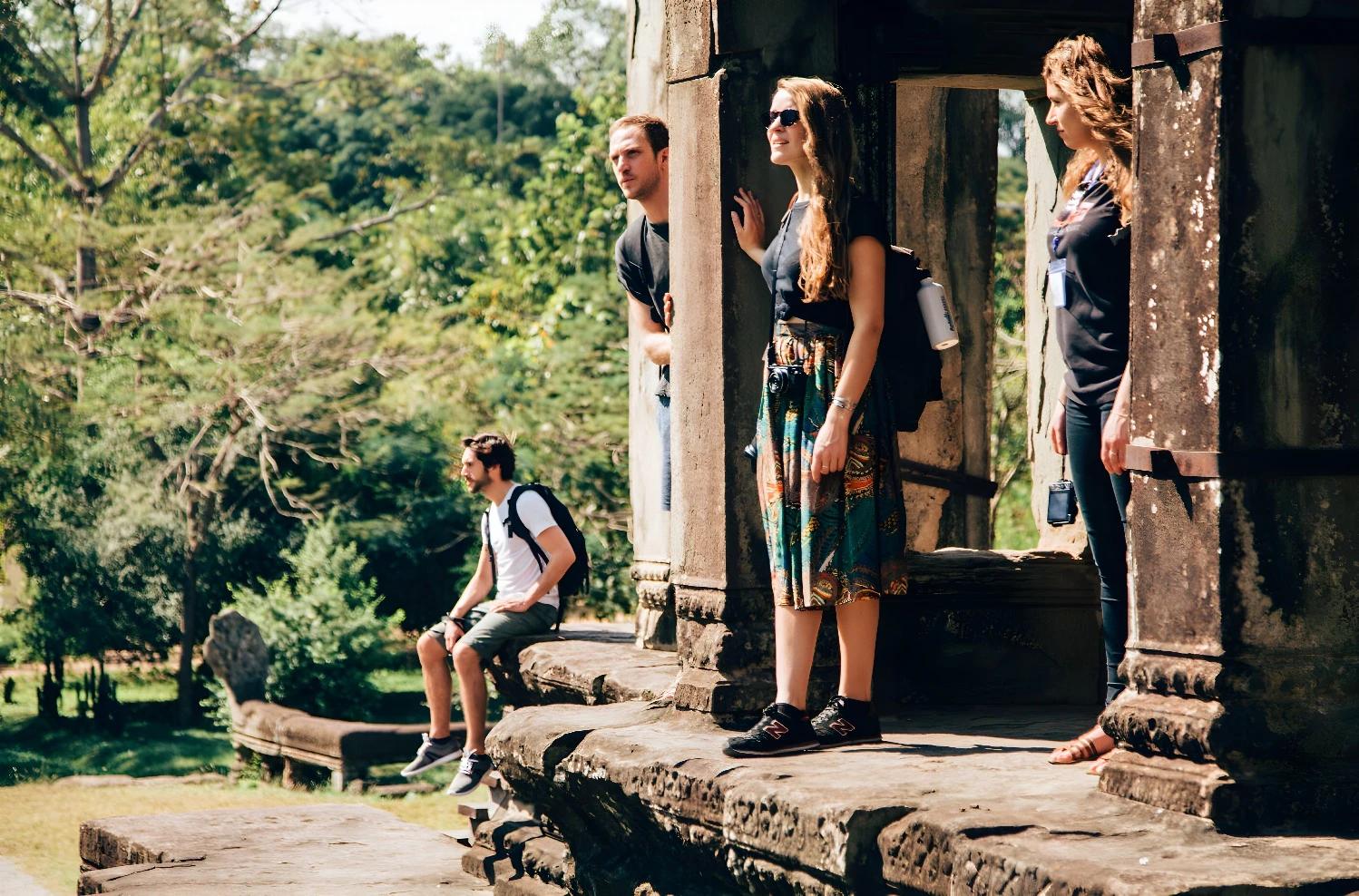 Explorateurs découvrant un temple lors de l'Immersion Khmère