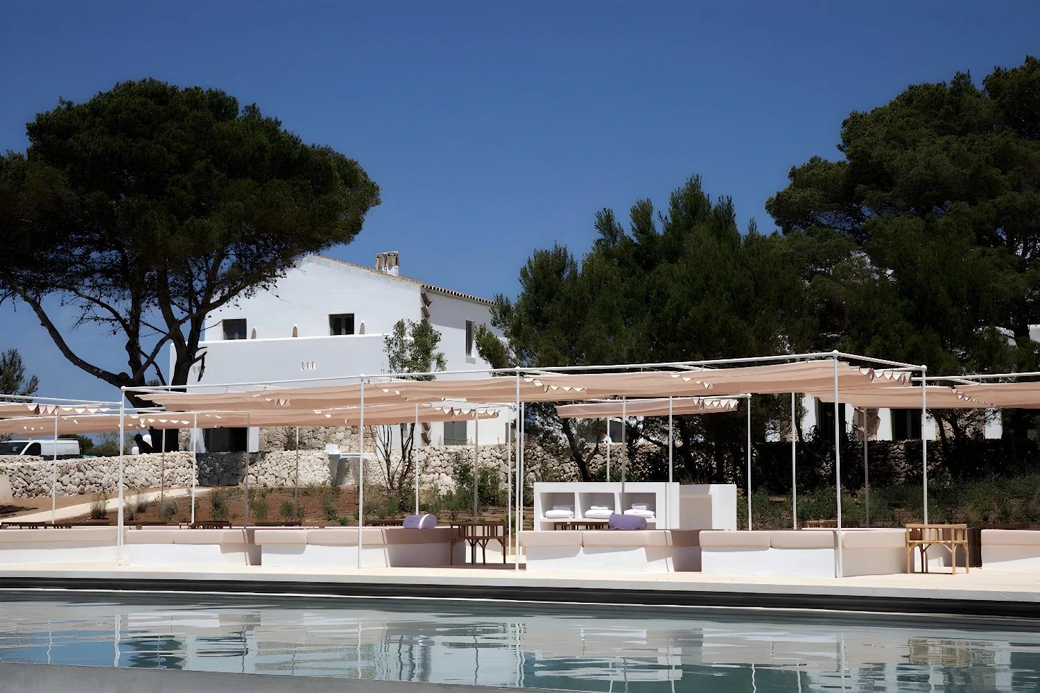 Vue extérieure de Menorca Experimental avec des espaces de détente.