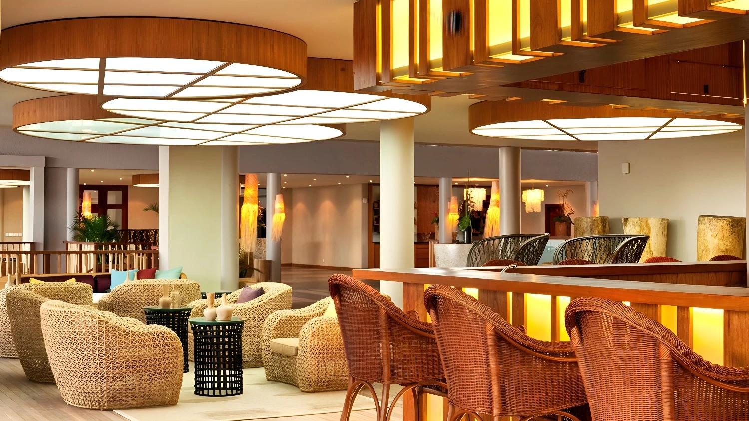 Extérieur du Kempinski Seychelles Resort avec montagnes en arrière-plan