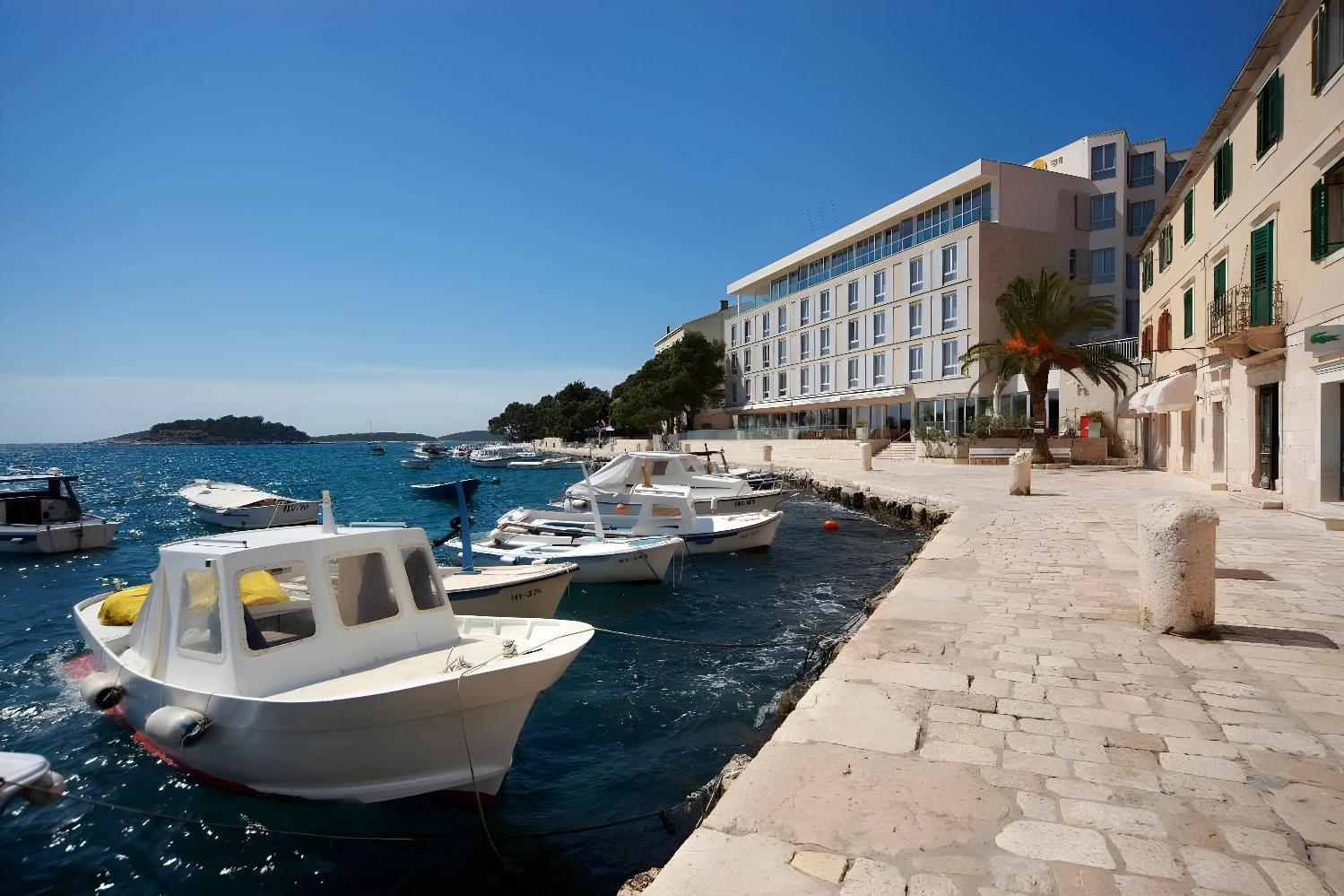 Façade de l'Adriana Hvar Spa Hotel avec vue sur le port et les bateaux