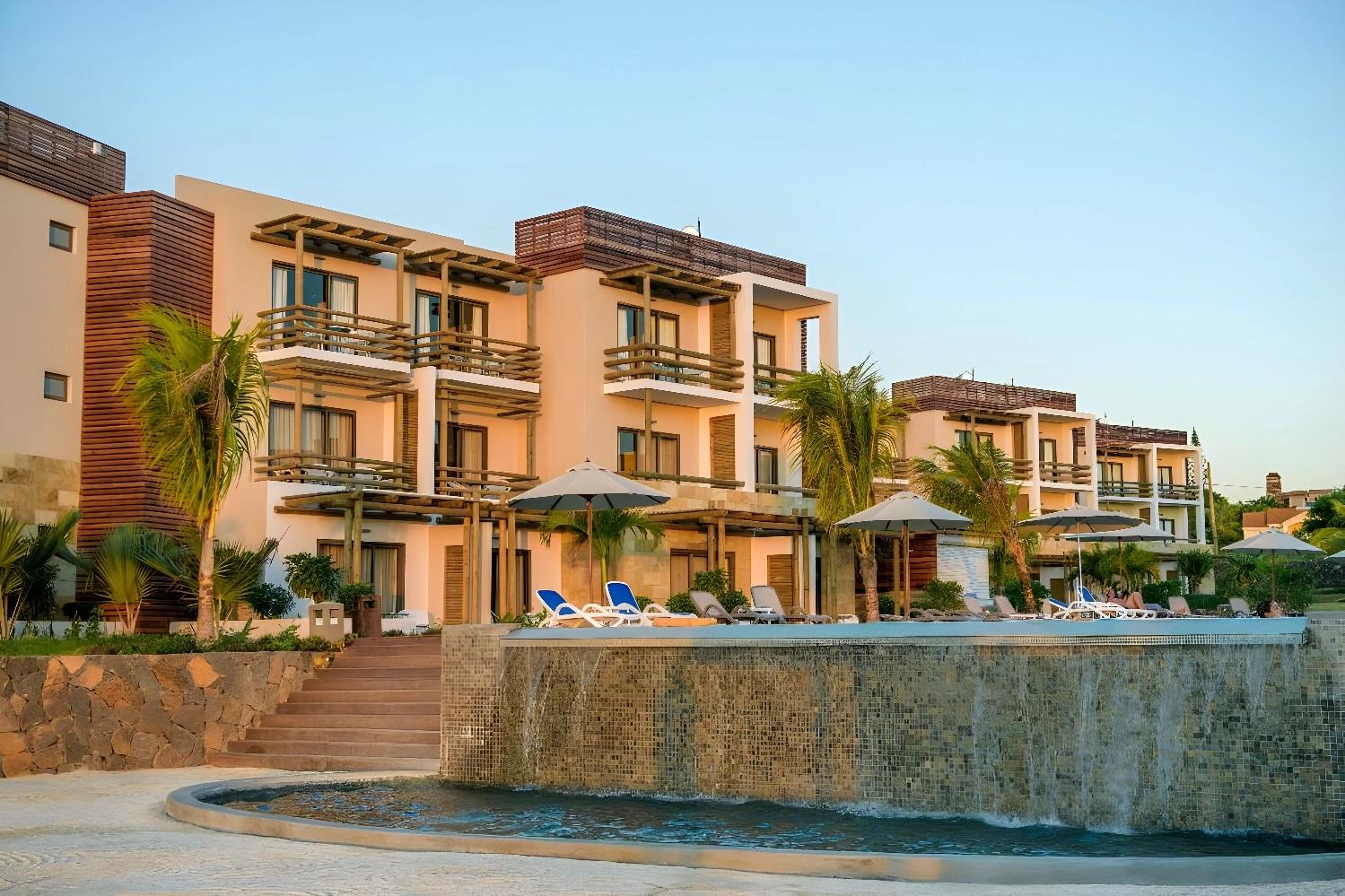 Façade de l'hôtel Anelia Resort & Spa au coucher du soleil