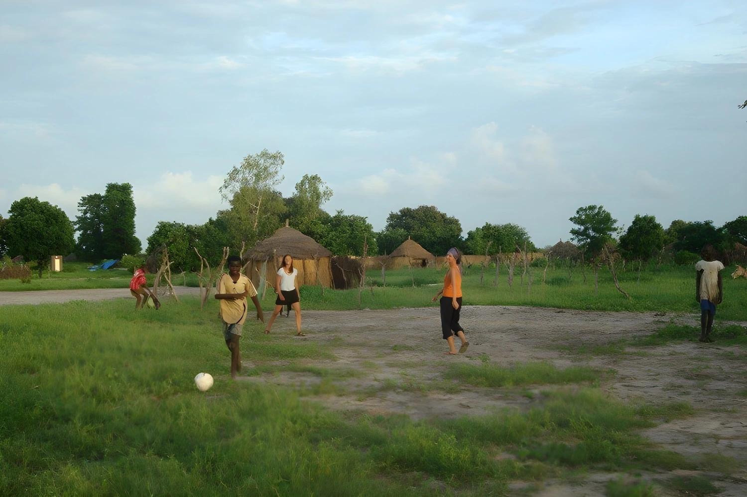En famille au Siné Saloum : partie de football dans un village