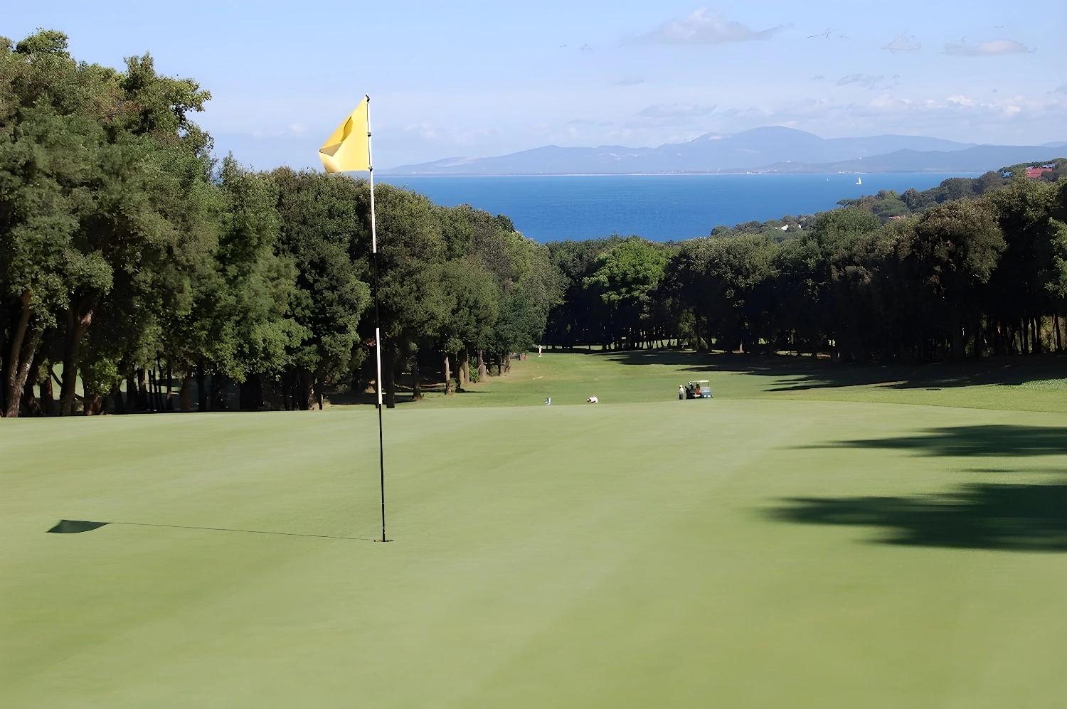 Terrain de golf avec vue sur la mer à L'Andana Resort.