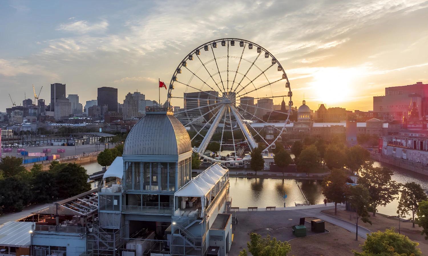 Grande roue et skyline de Montréal au coucher du soleil sur la route des explorateurs au Québec