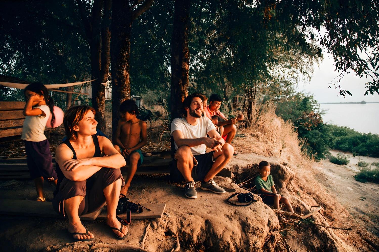 Groupe de personnes profitant de la nature pendant l'Immersion Khmère