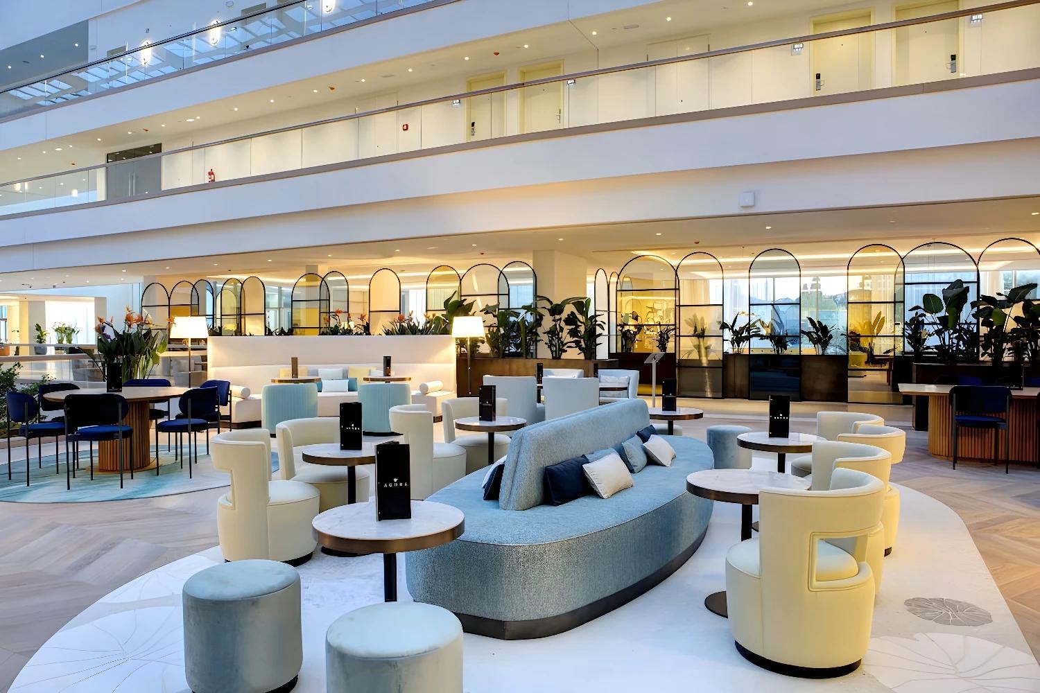 Hall spacieux et moderne du Rixos Premium Dubrovnik.