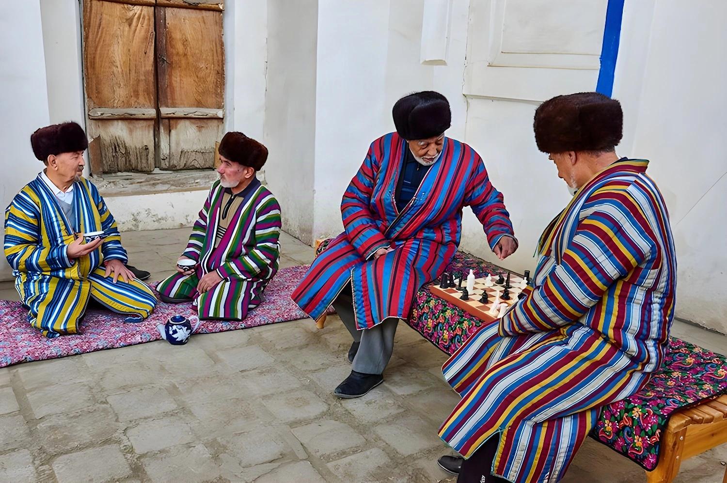 Hommes jouant aux échecs en vêtements traditionnels, De la mer d'Aral aux cités de la soie