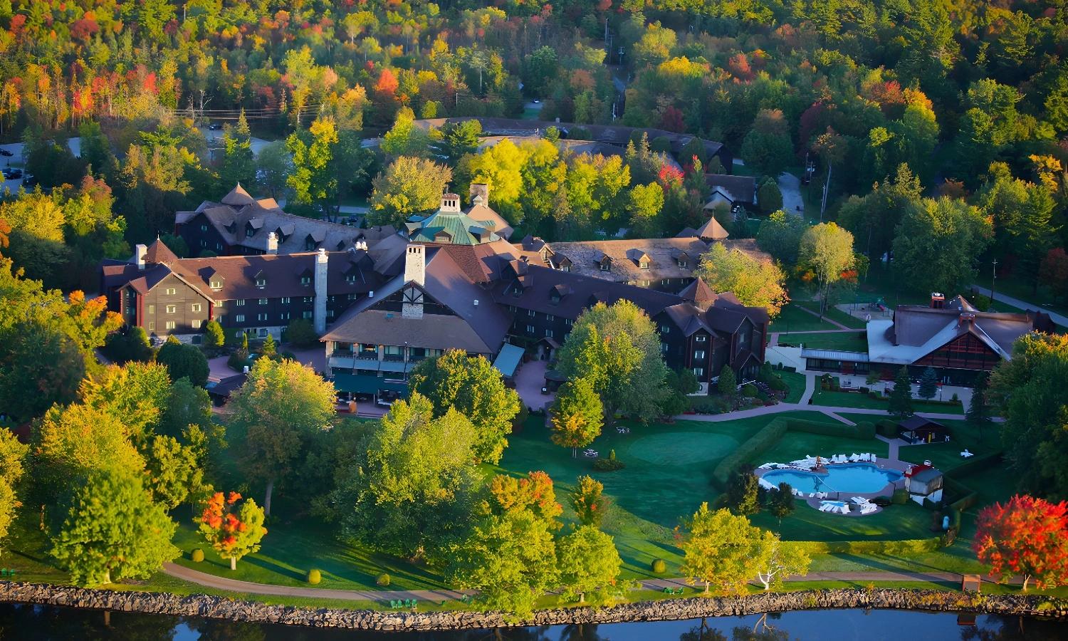 Vue aérienne d'un hôtel entouré de forêts au Québec sur la route des explorateurs