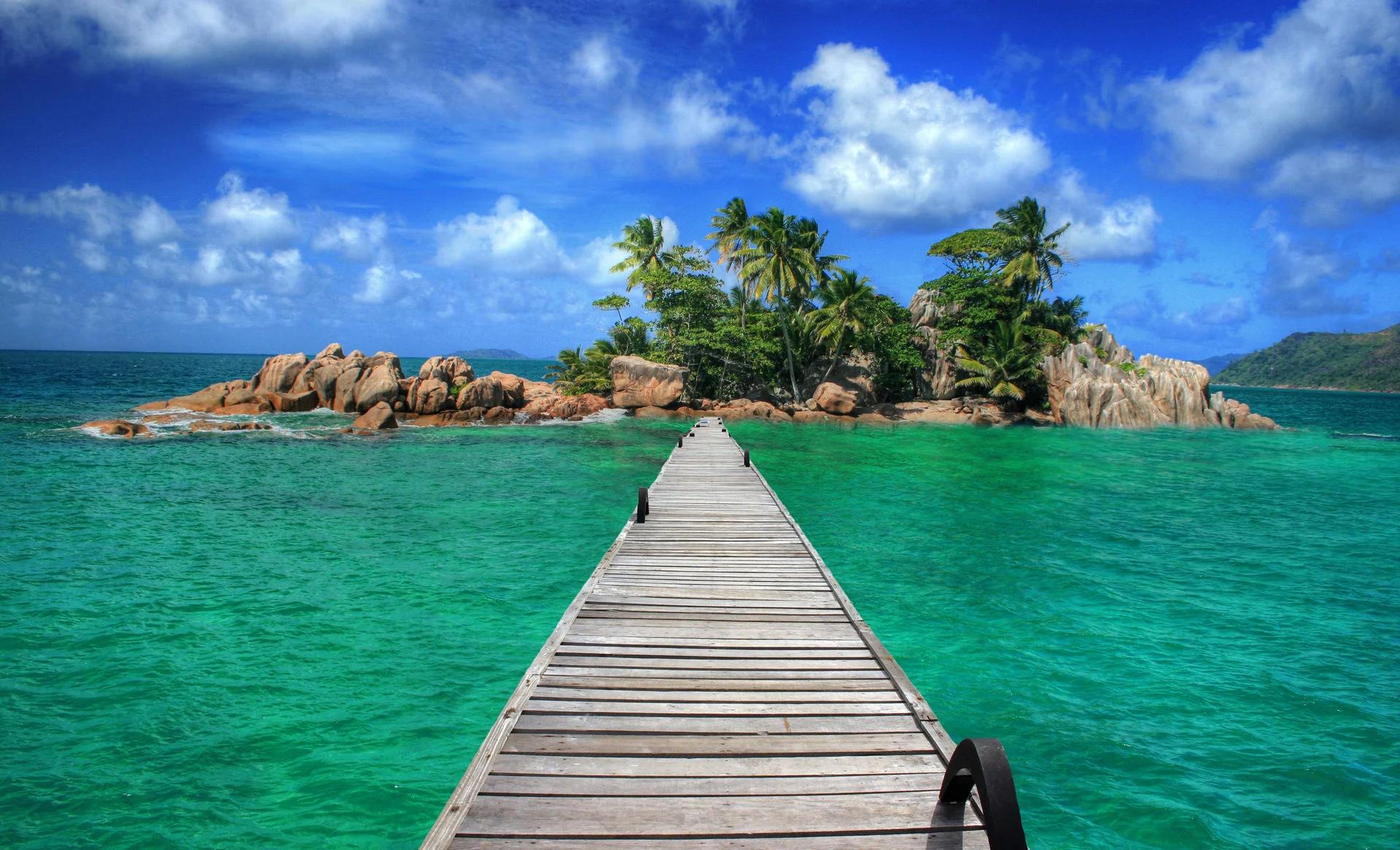 Île tropicale vue depuis la mer lors de la Croisière Catlante aux Seychelles