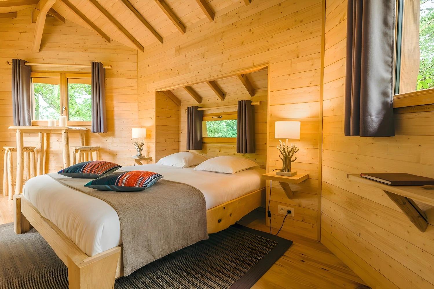 Intérieur chaleureux de la cabane Coucoo Grands Chênes
