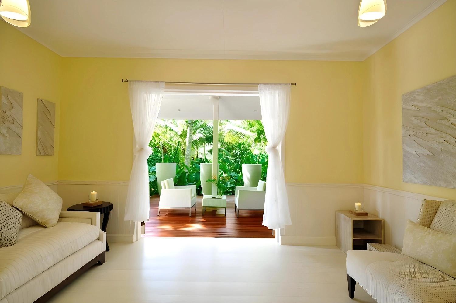 Intérieur lumineux et élégant d'une chambre à Paradise Sun