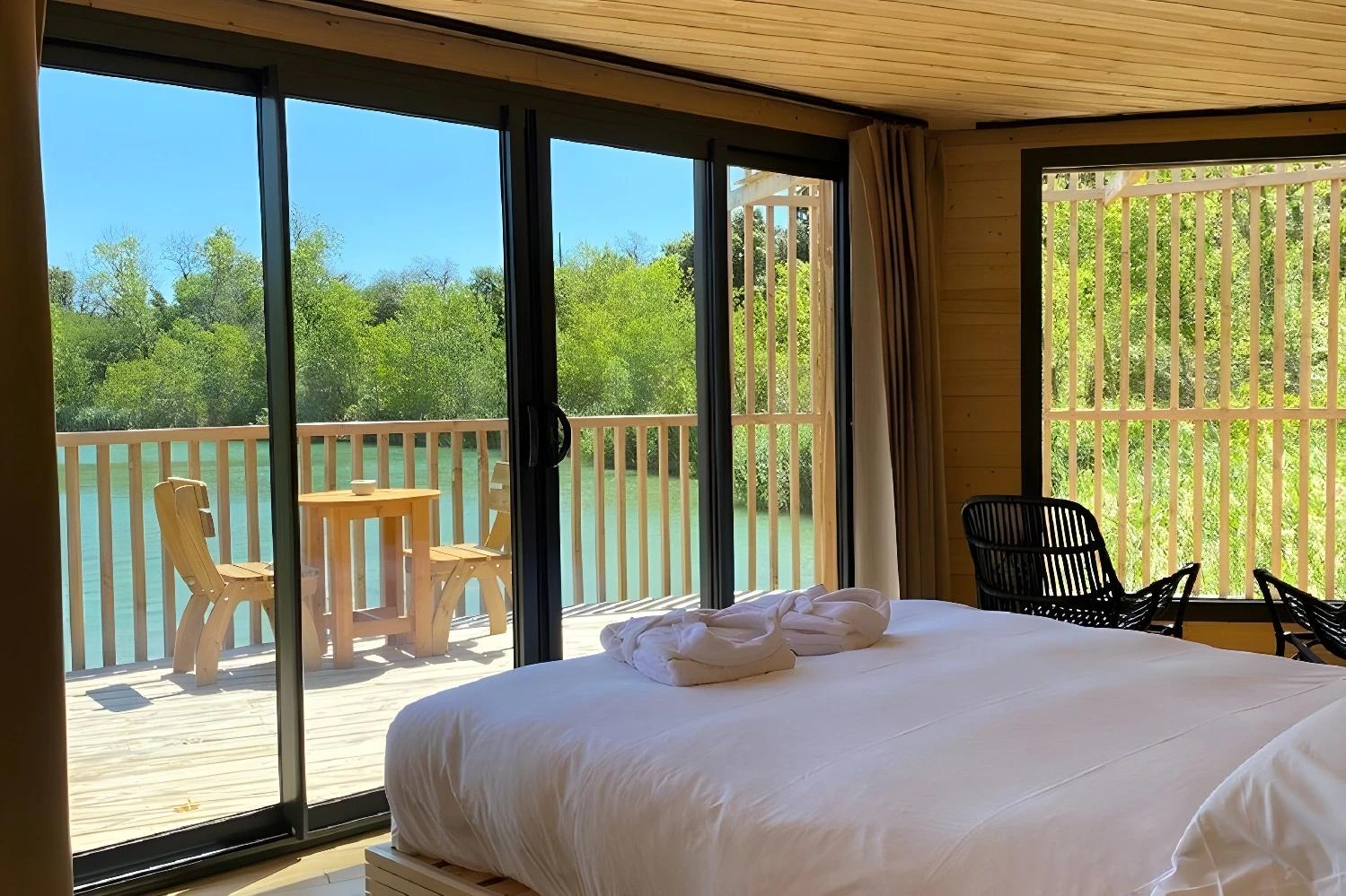 Intérieur confortable du Coucoo Grands Cépages avec vue sur le lac