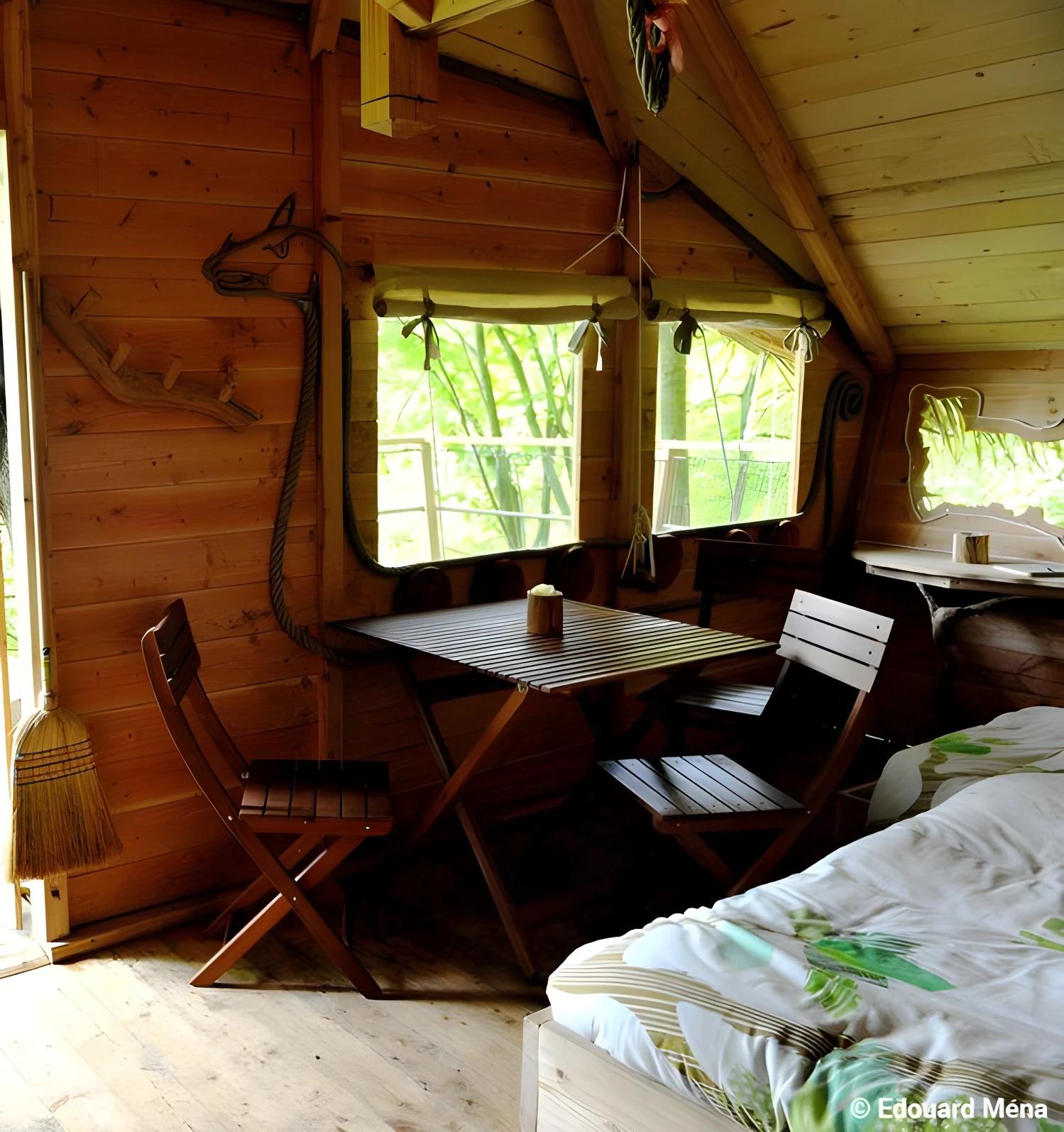 Intérieur de la cabane Fontaine Châtel avec espace repas