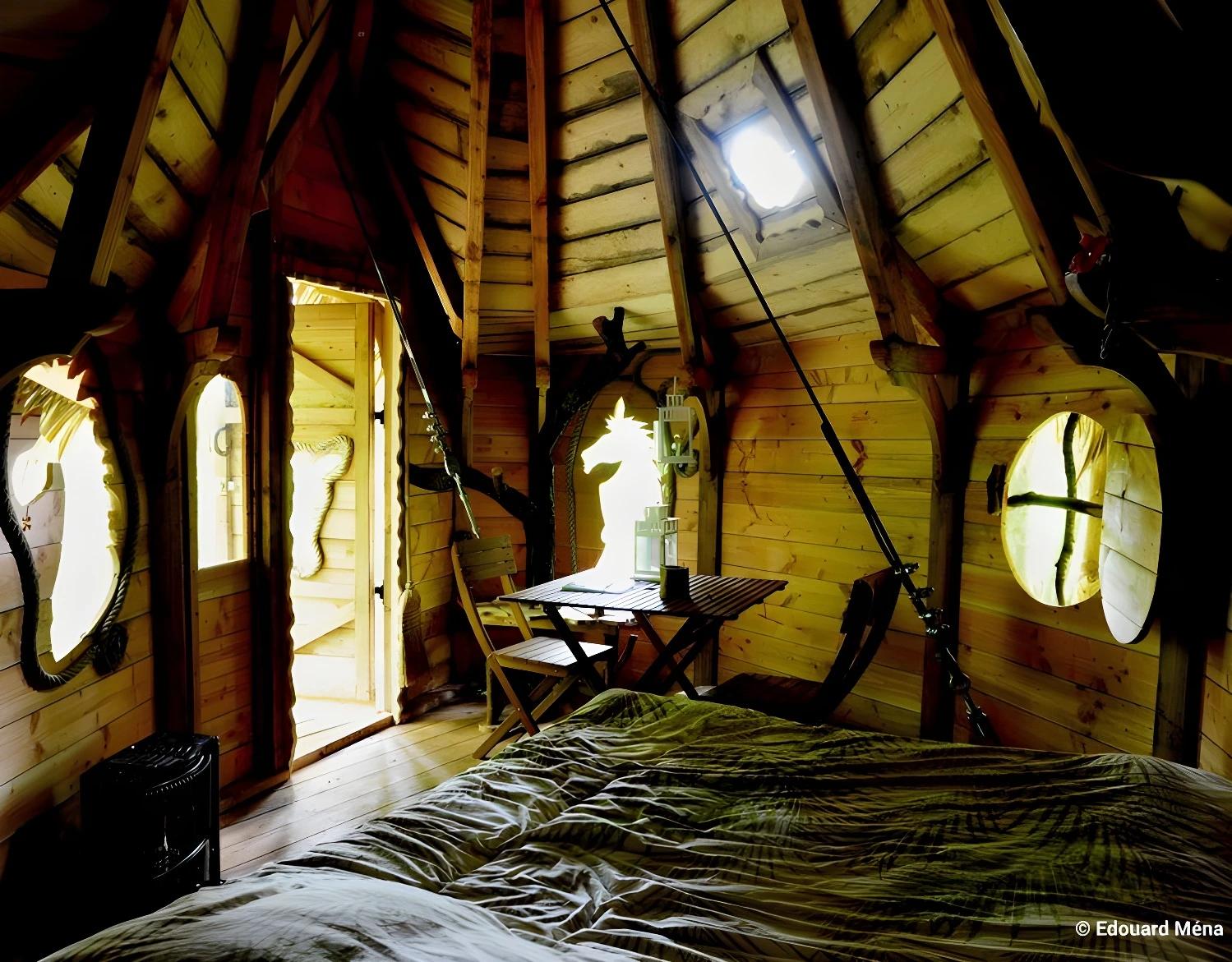 Intérieur de la cabane Fontaine Châtel avec lit et table