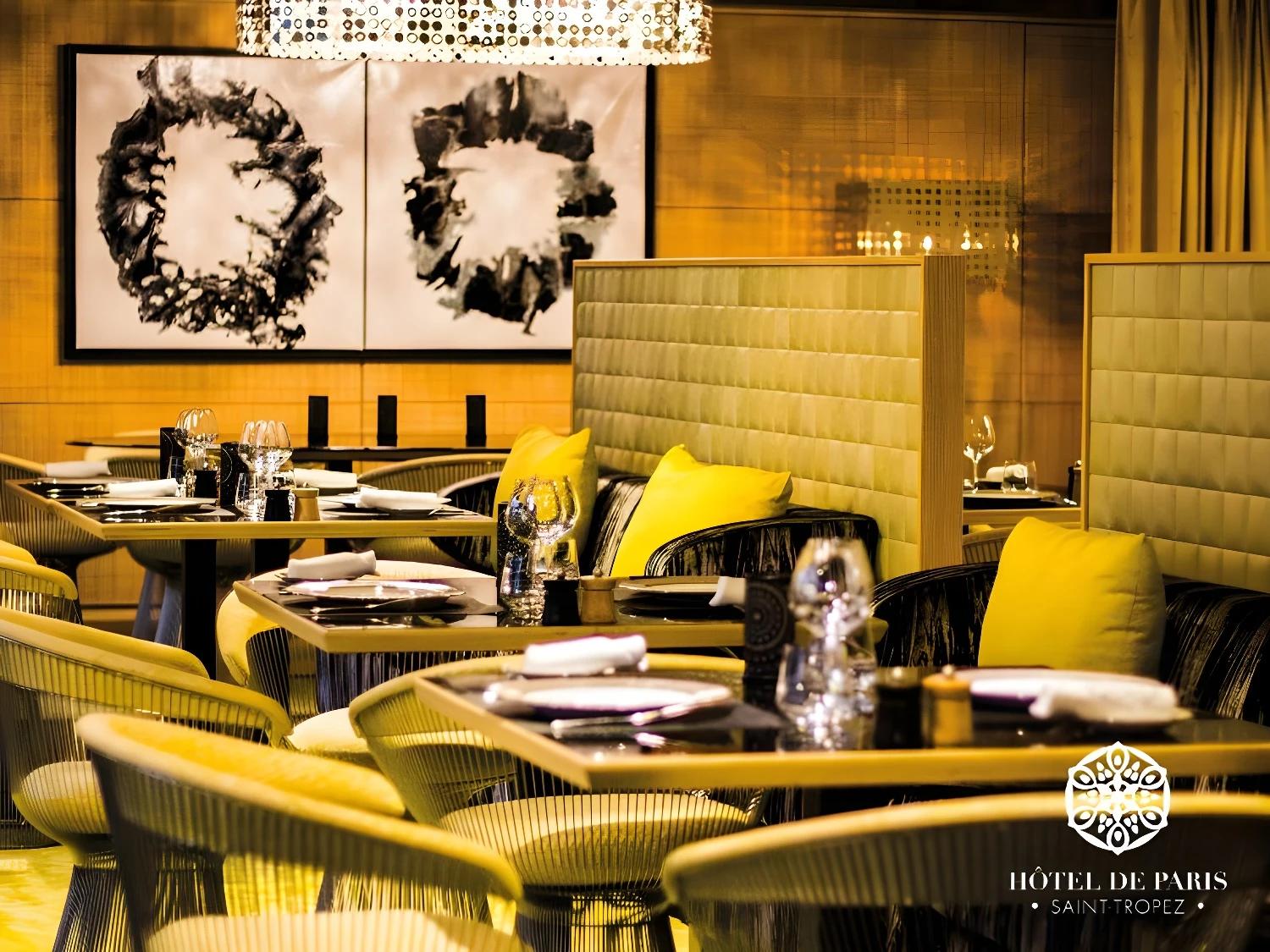 Intérieur du restaurant de l'Hôtel de Paris Saint-Tropez avec décoration moderne et élégante