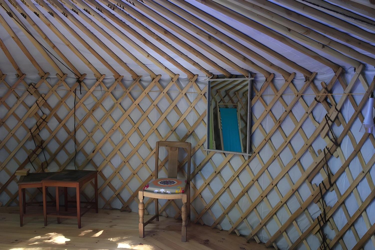 Intérieur d'une yourte à Ô Bois Dormant