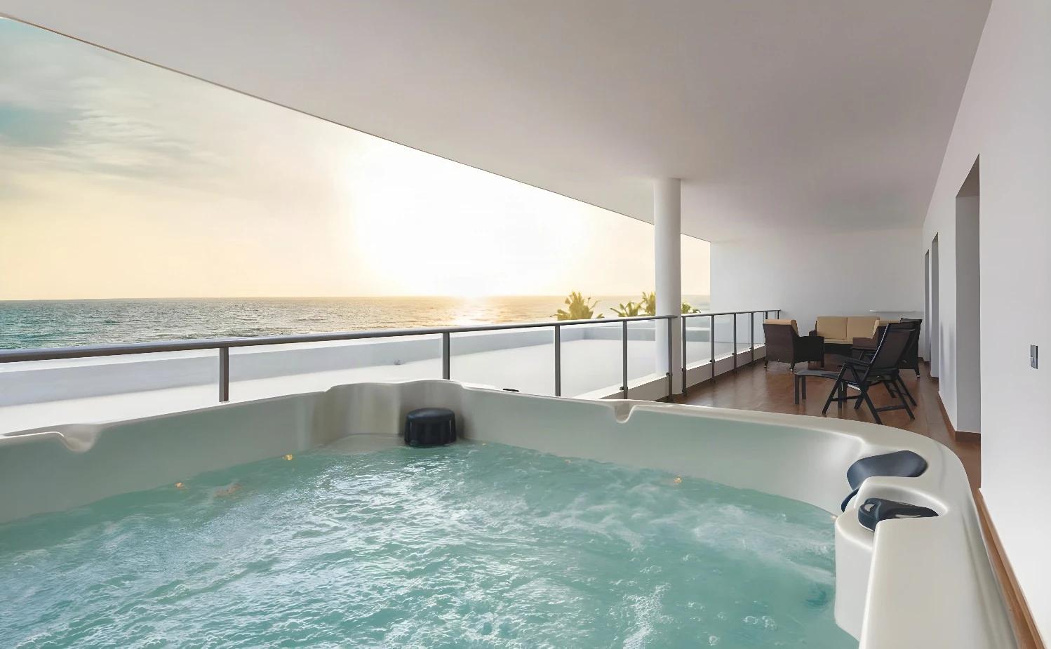 Jacuzzi avec vue sur l'océan au Riu Sri Lanka