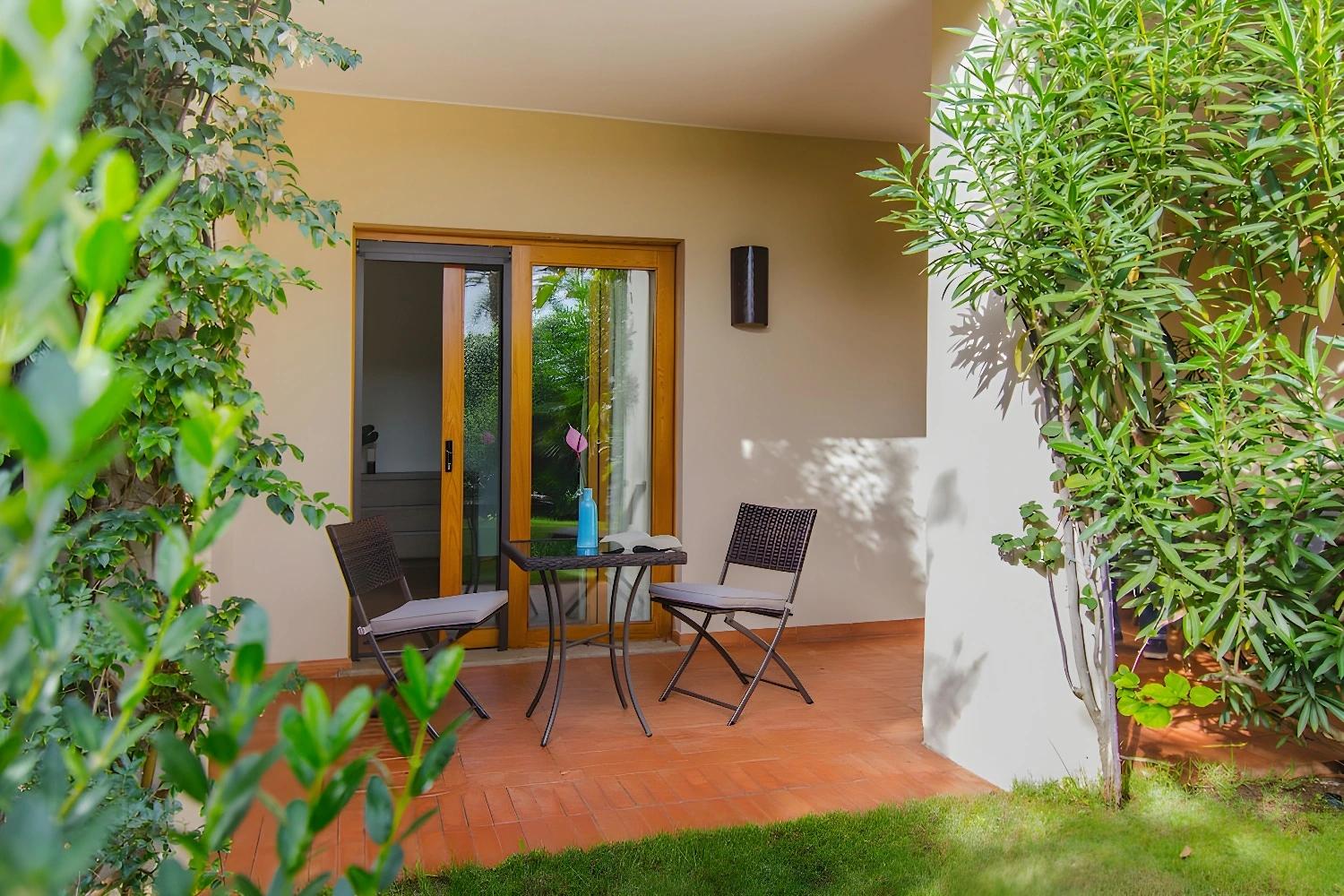Jardin verdoyant avec terrasse privée de l'hôtel Aquadulci.
