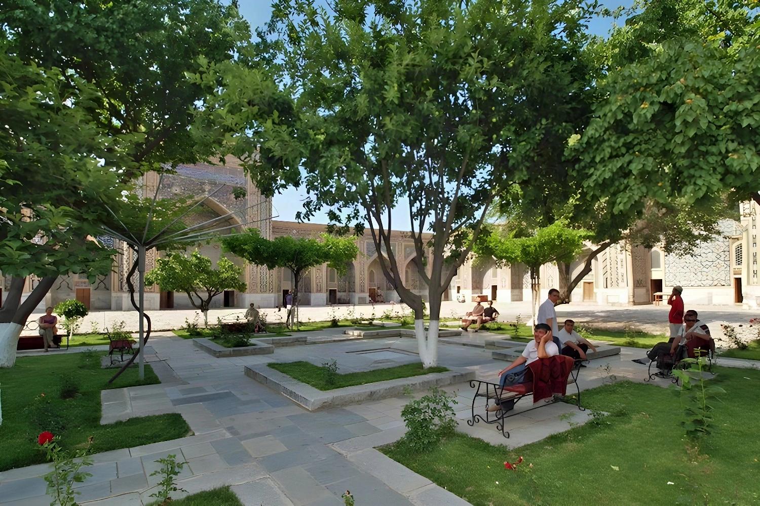 Jardin paisible à Boukhara pendant Navrouz, les fleurs de Boukhara