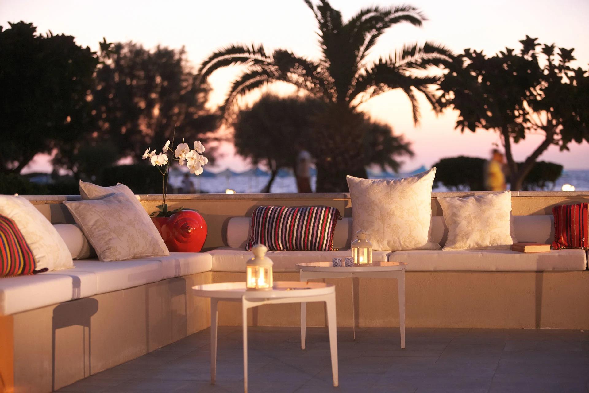 Jardin avec palmiers et bâtiments du Grecotel Meli Palace