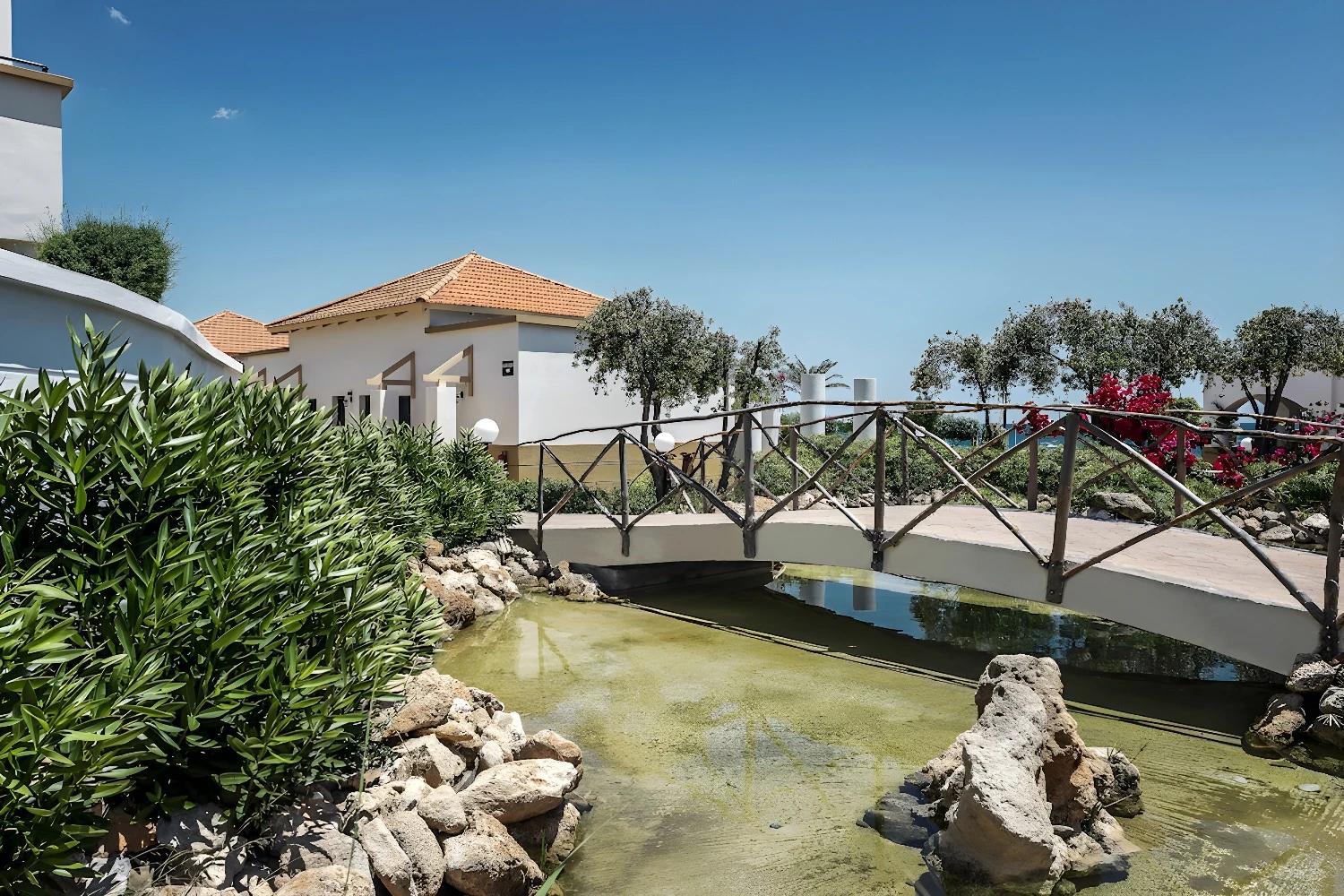 Jardin avec pont au Mitsis Rodos Maris Resort & Spa