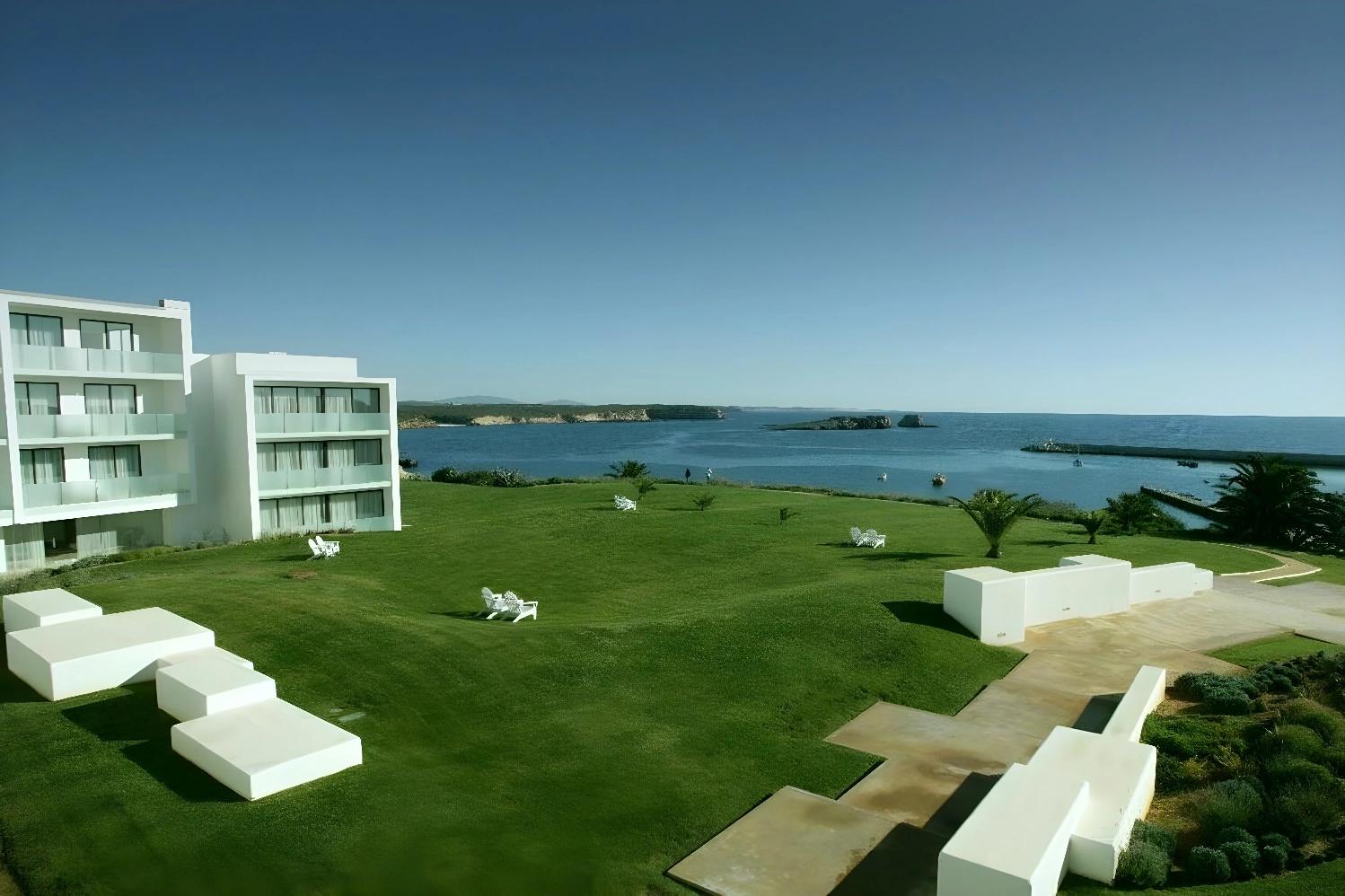 Vue sur le jardin et la mer depuis l'hôtel Memmo Baleeira