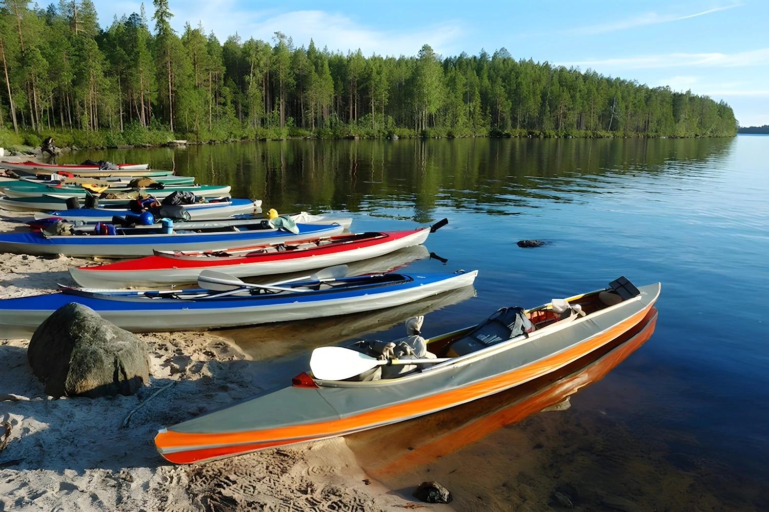 Kayaks alignés sur la plage en Laponie pour tous