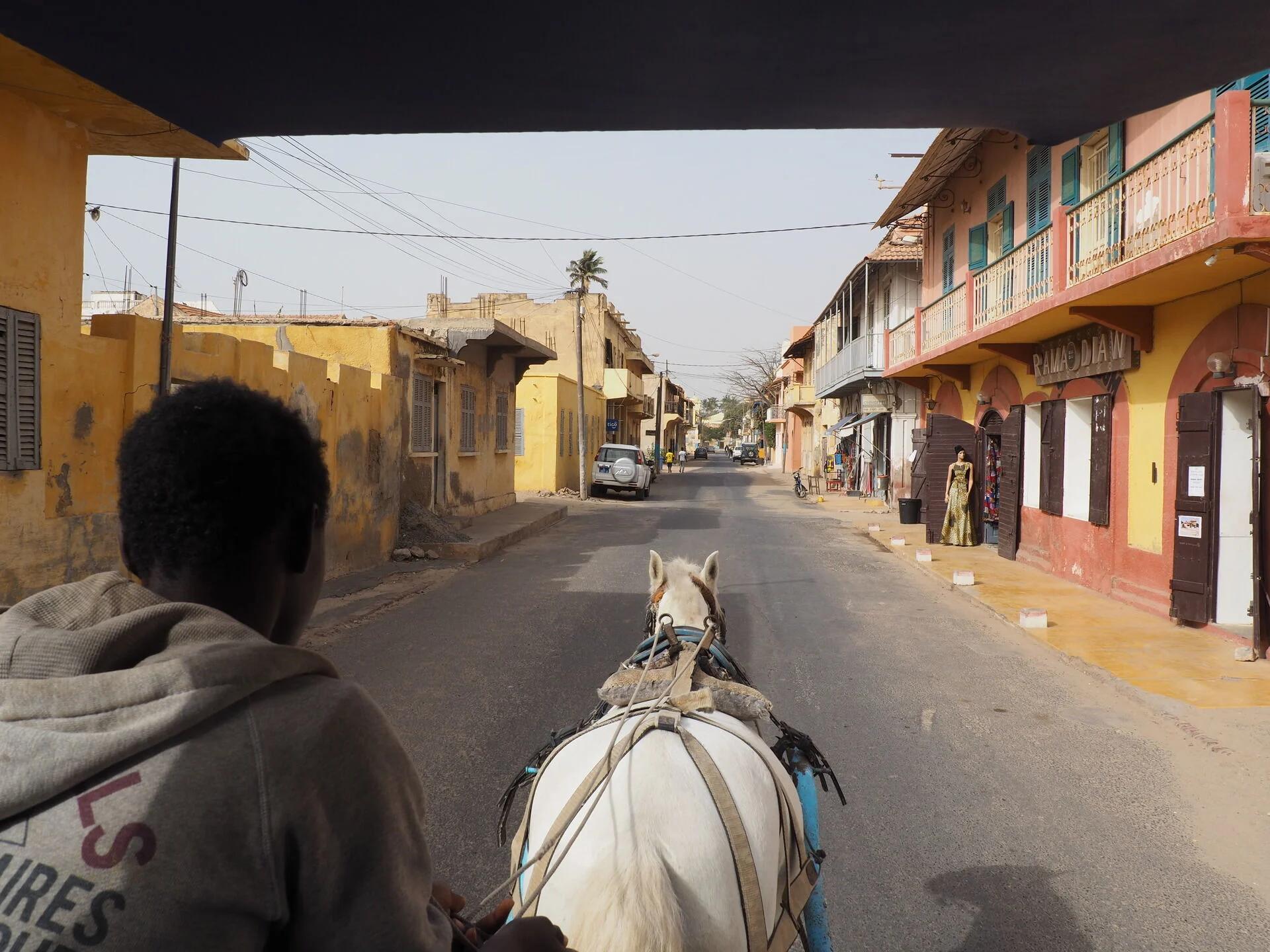 Vue sur le lac avec des bateaux colorés au rythme pastoral de Guélack