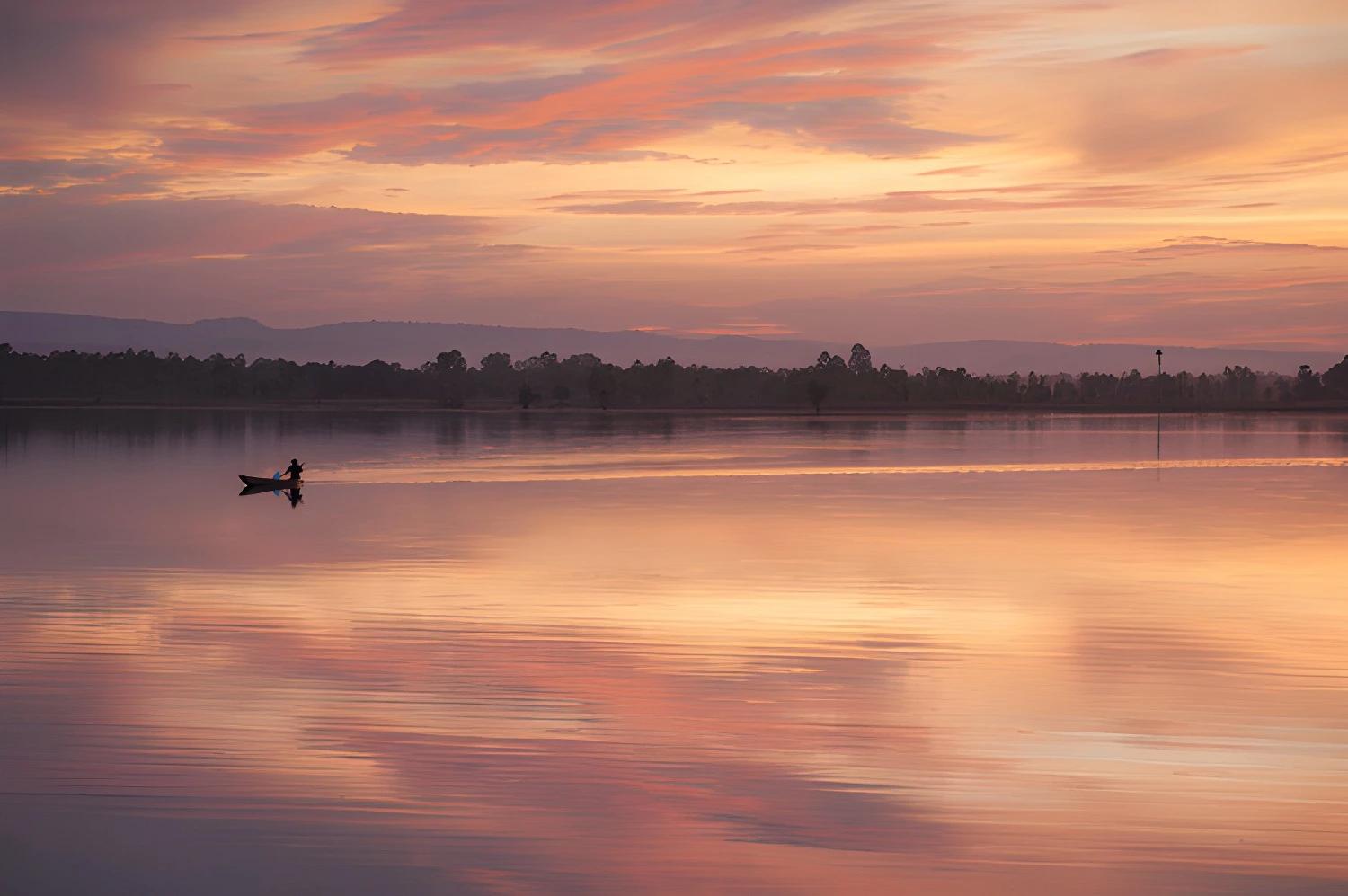 Scène paisible sur un lac au Vietnam, Circuit Vietnam, Terre du Dragon