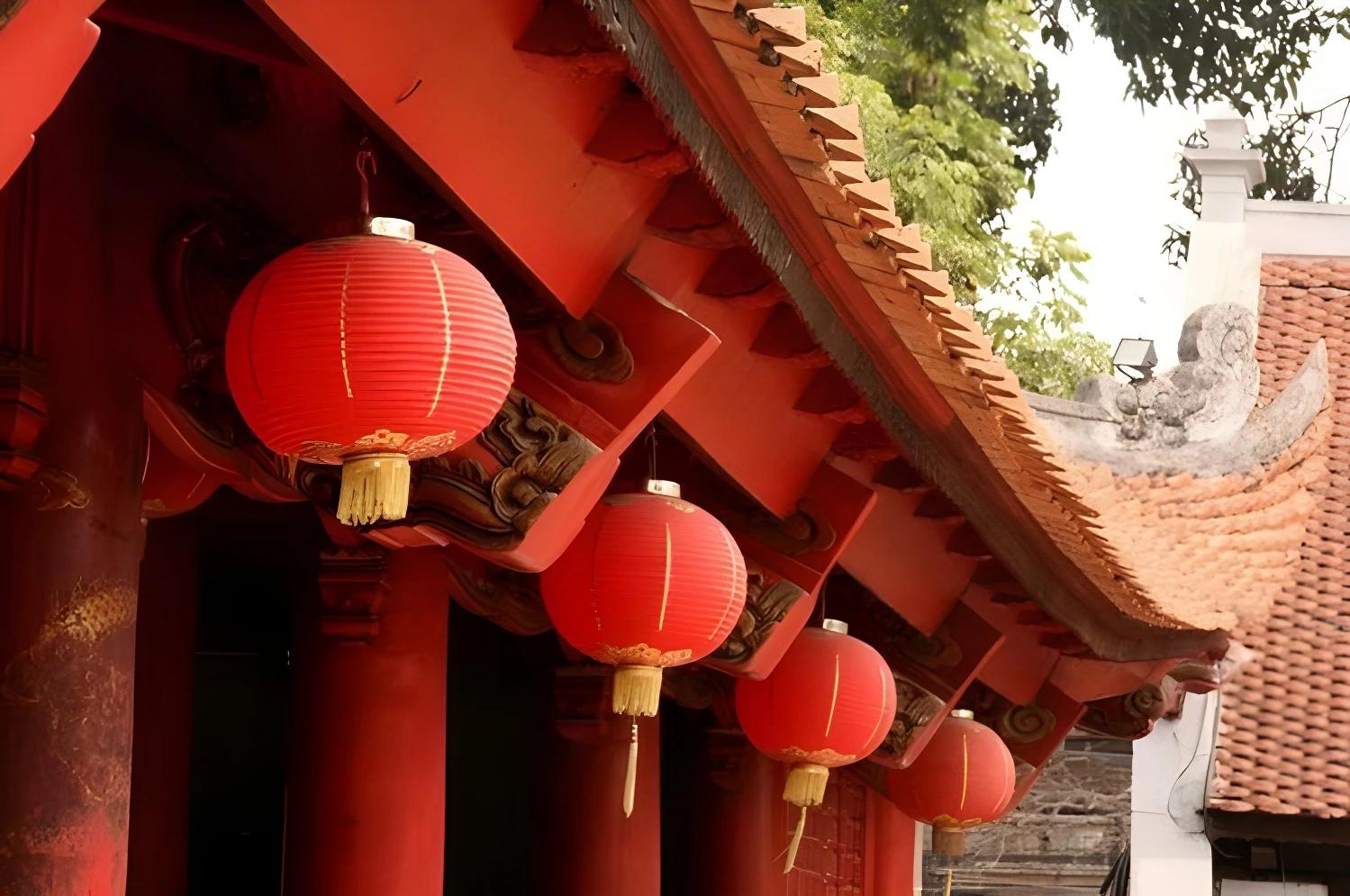Lanterne rouge dans un temple vietnamien sur le Circuit Privé Le Vietnam en liberté