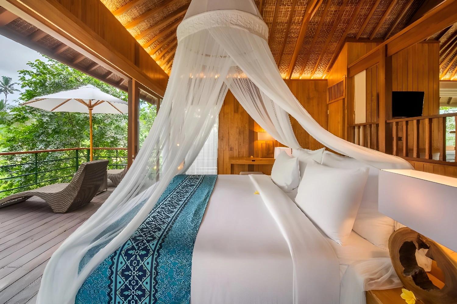 Lit à baldaquin avec vue sur la nature au Kappa Senses Ubud